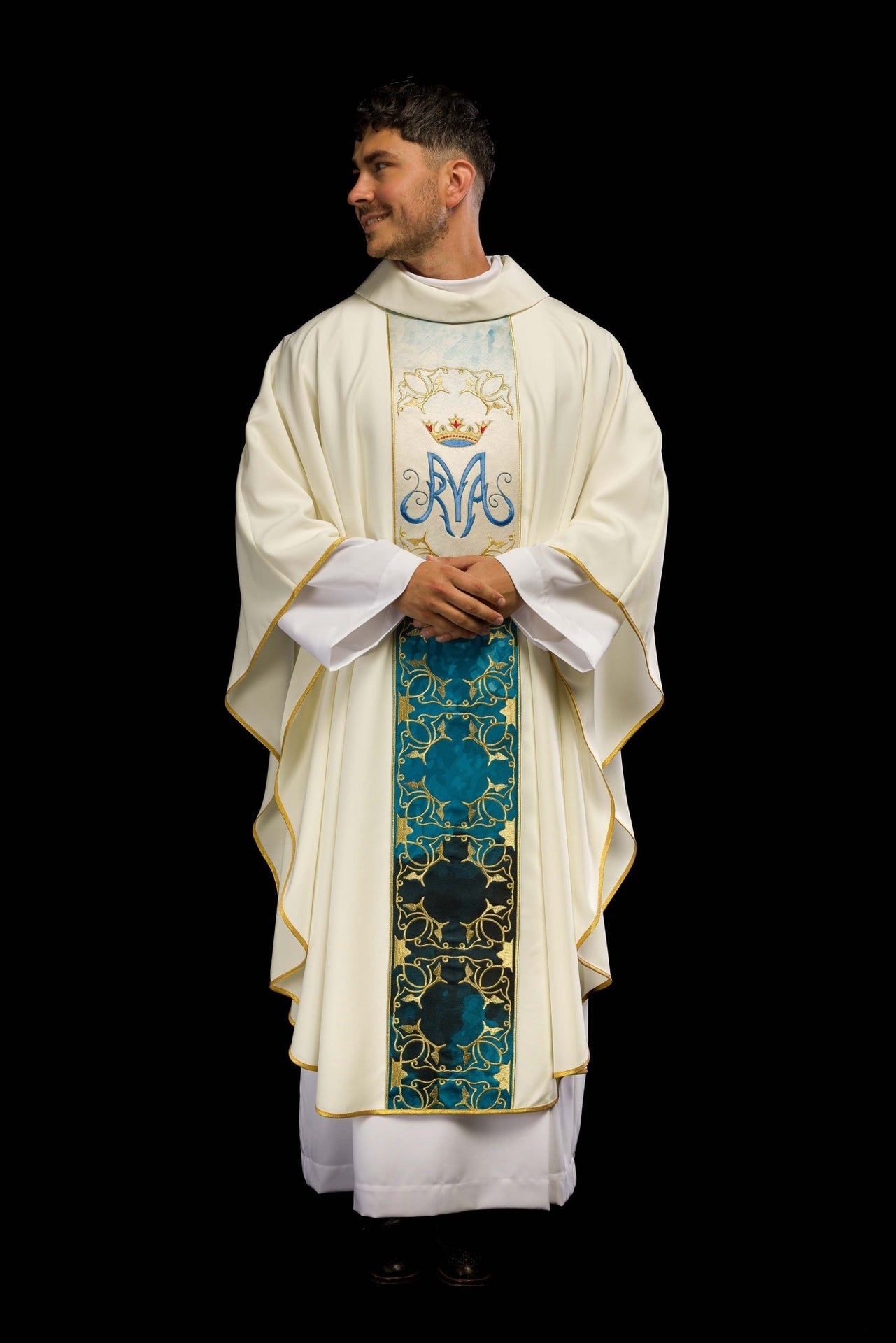 Ornat liturgiczny Maryjny z pasem haftowanym i sublimowanym w kolorze ecru