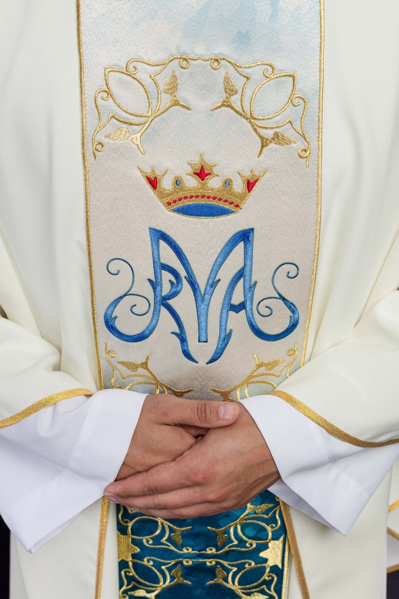 Ornat liturgiczny Maryjny z pasem haftowanym i sublimowanym w kolorze ecru