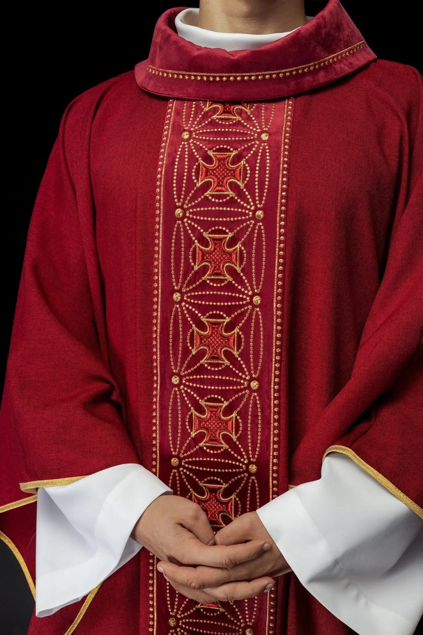 Ornat liturgiczny z bogato zdobionym pasem z krzyżami w kolorze czerwonym