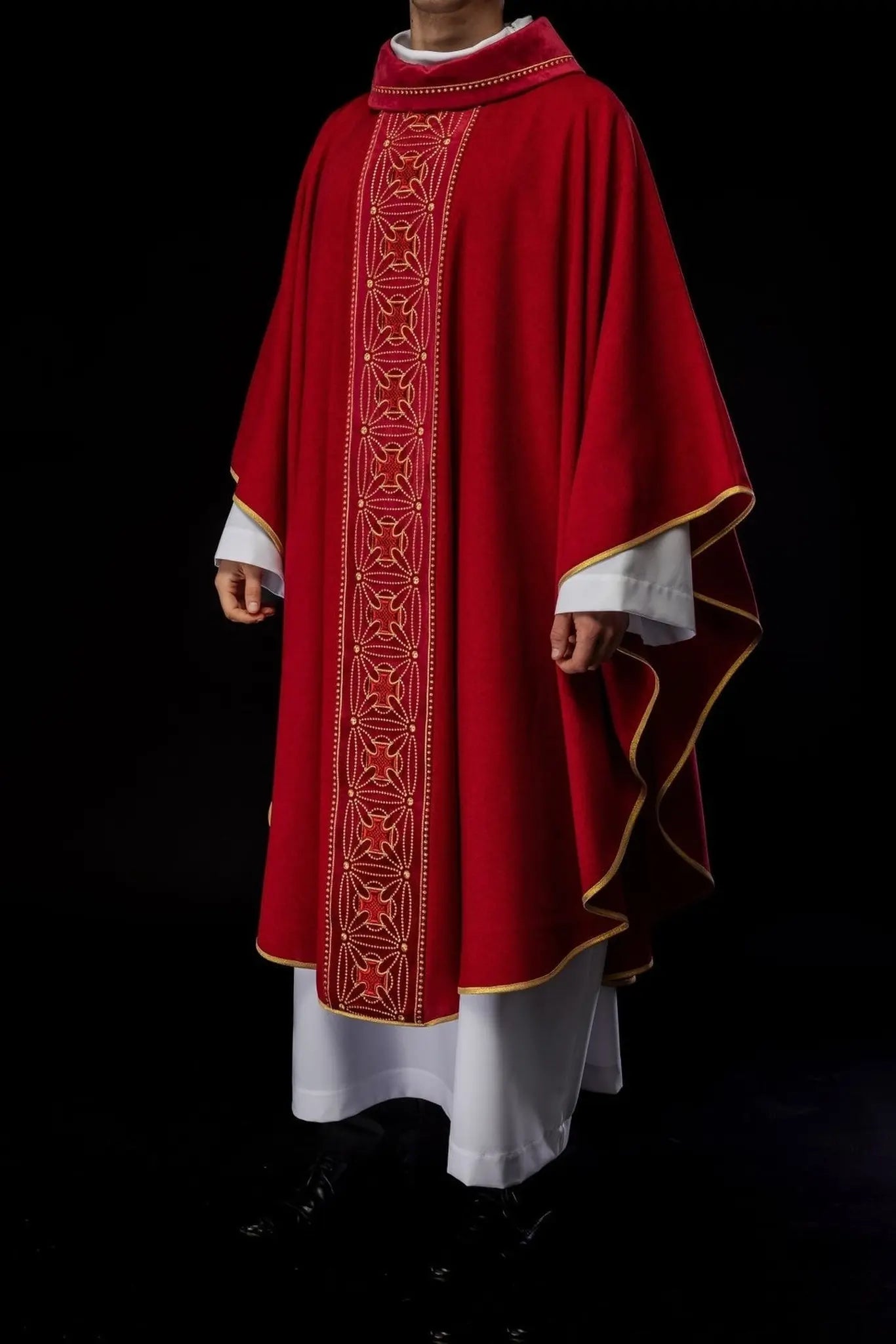 Ornat liturgiczny z bogato zdobionym pasem z krzyżami w kolorze czerwonym