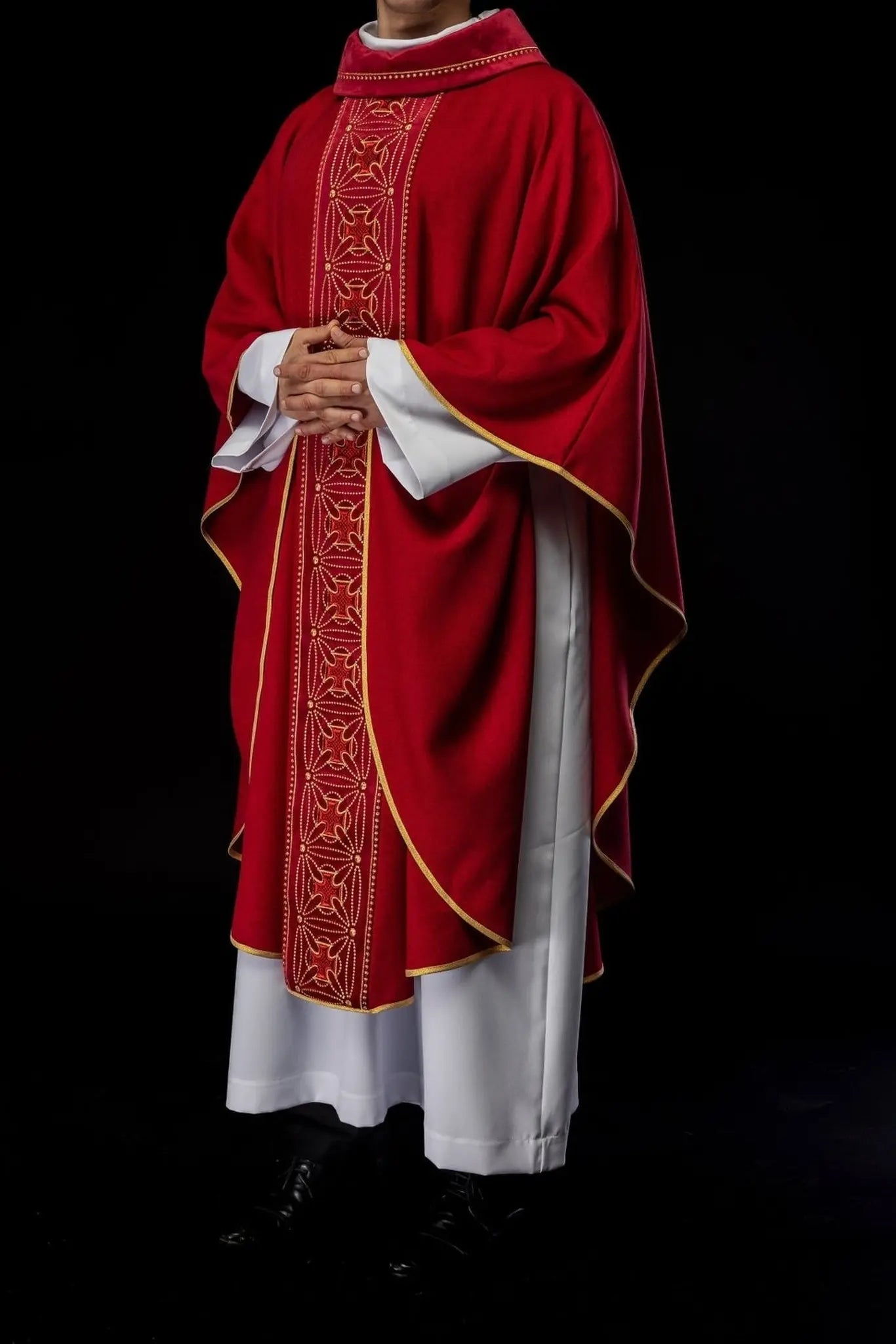 Ornat liturgiczny z bogato zdobionym pasem z krzyżami w czerwonym kolorze