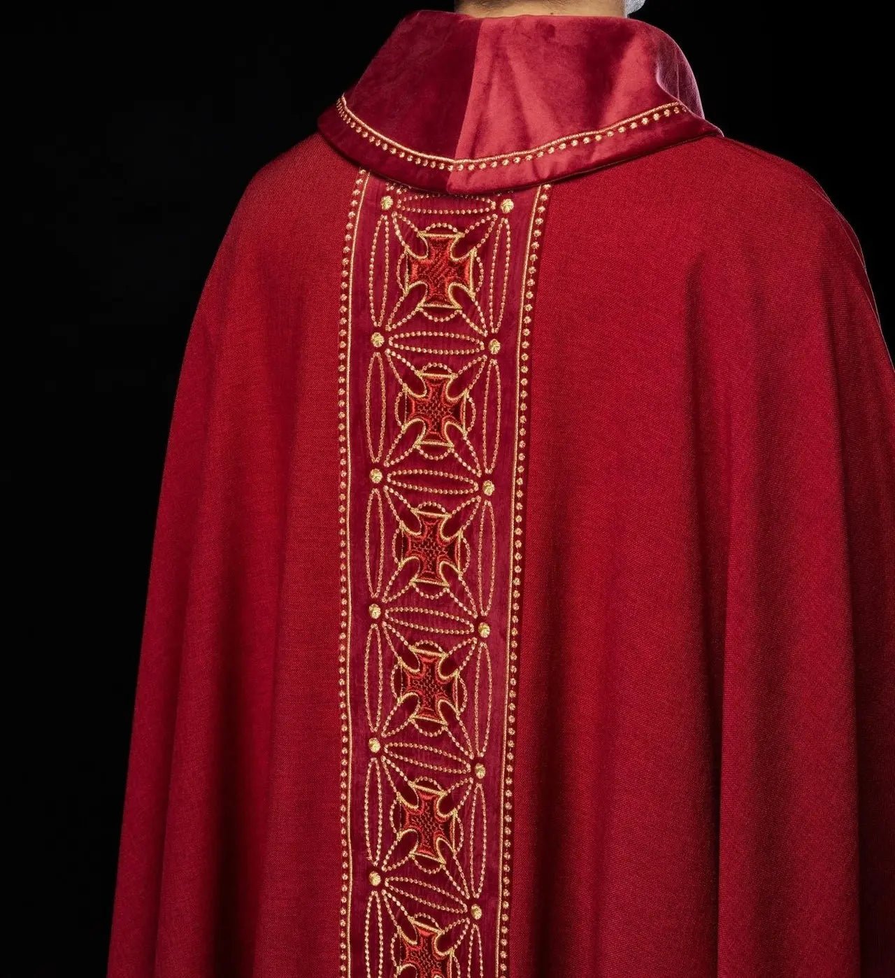 Ornat liturgiczny z bogato zdobionym pasem z krzyżami w czerwonym kolorze