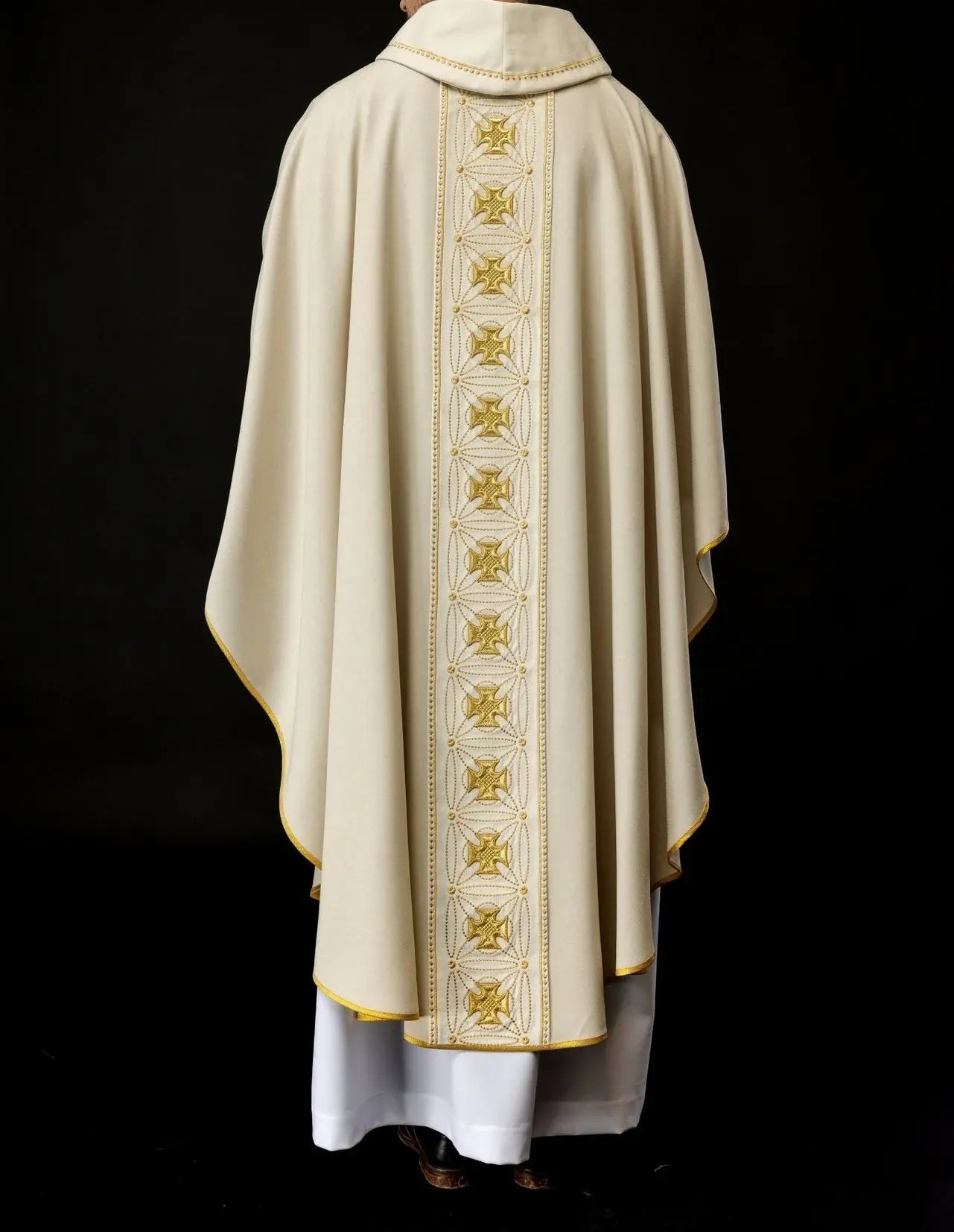Ornat liturgiczny z bogato zdobionym pasem z krzyżami w kolorze ecru