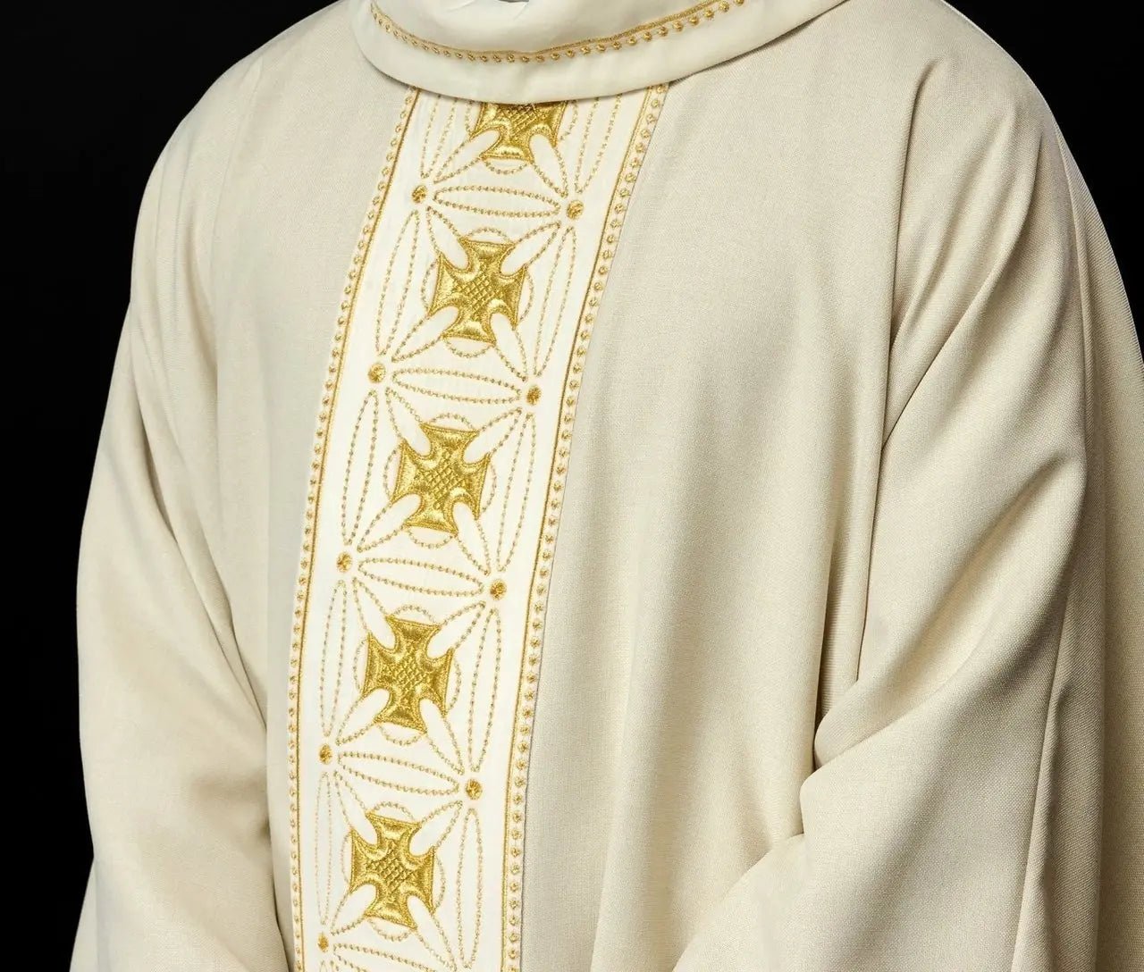 Ornat liturgiczny z bogato zdobionym pasem z krzyżami w kolorze ecru