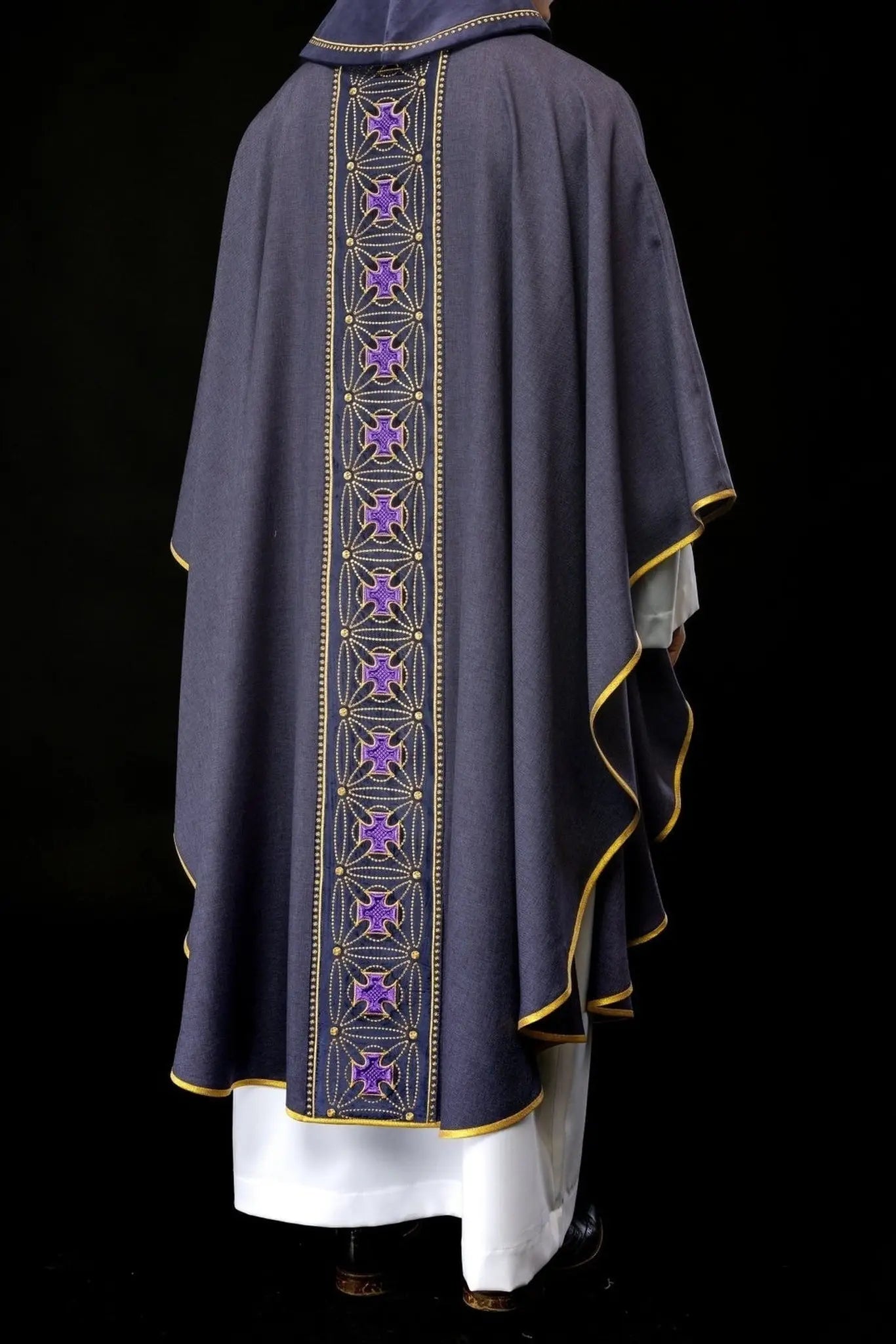 Ornat liturgiczny z bogato zdobionym pasem z krzyżami w kolorze fioletowym