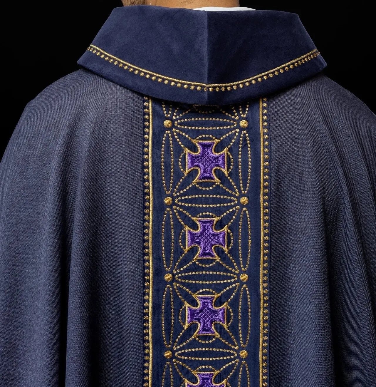 Ornat liturgiczny z bogato zdobionym pasem z krzyżami w kolorze fioletowym