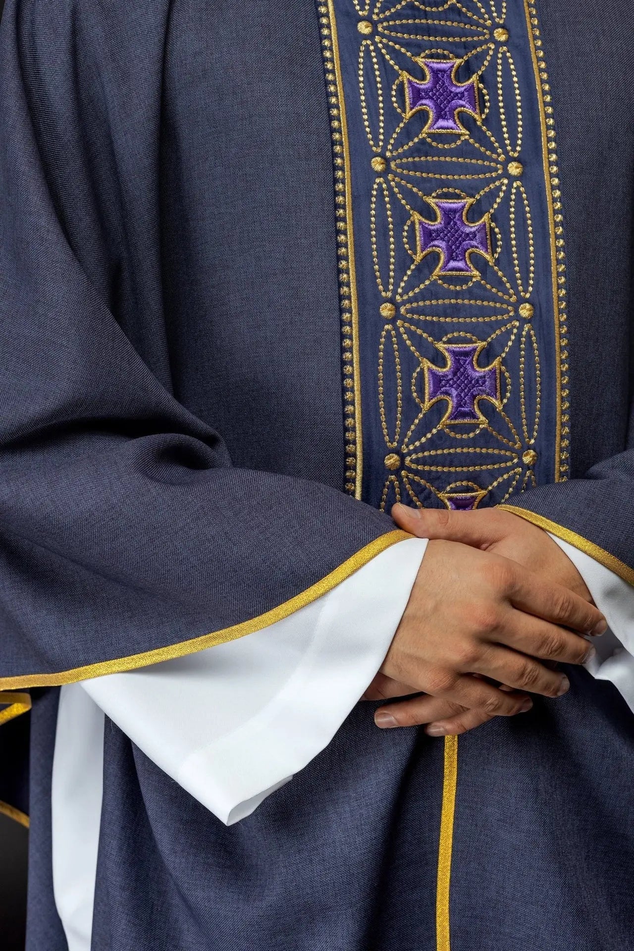 Ornat liturgiczny z bogato zdobionym pasem z krzyżami w kolorze fioletowym