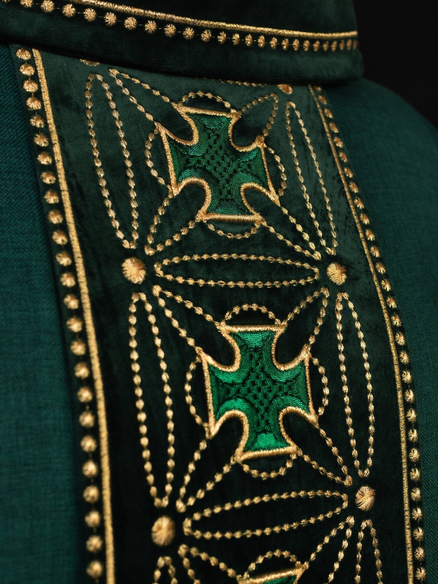 Ornat liturgiczny z bogato zdobionym pasem w krzyże w kolorze zielonym