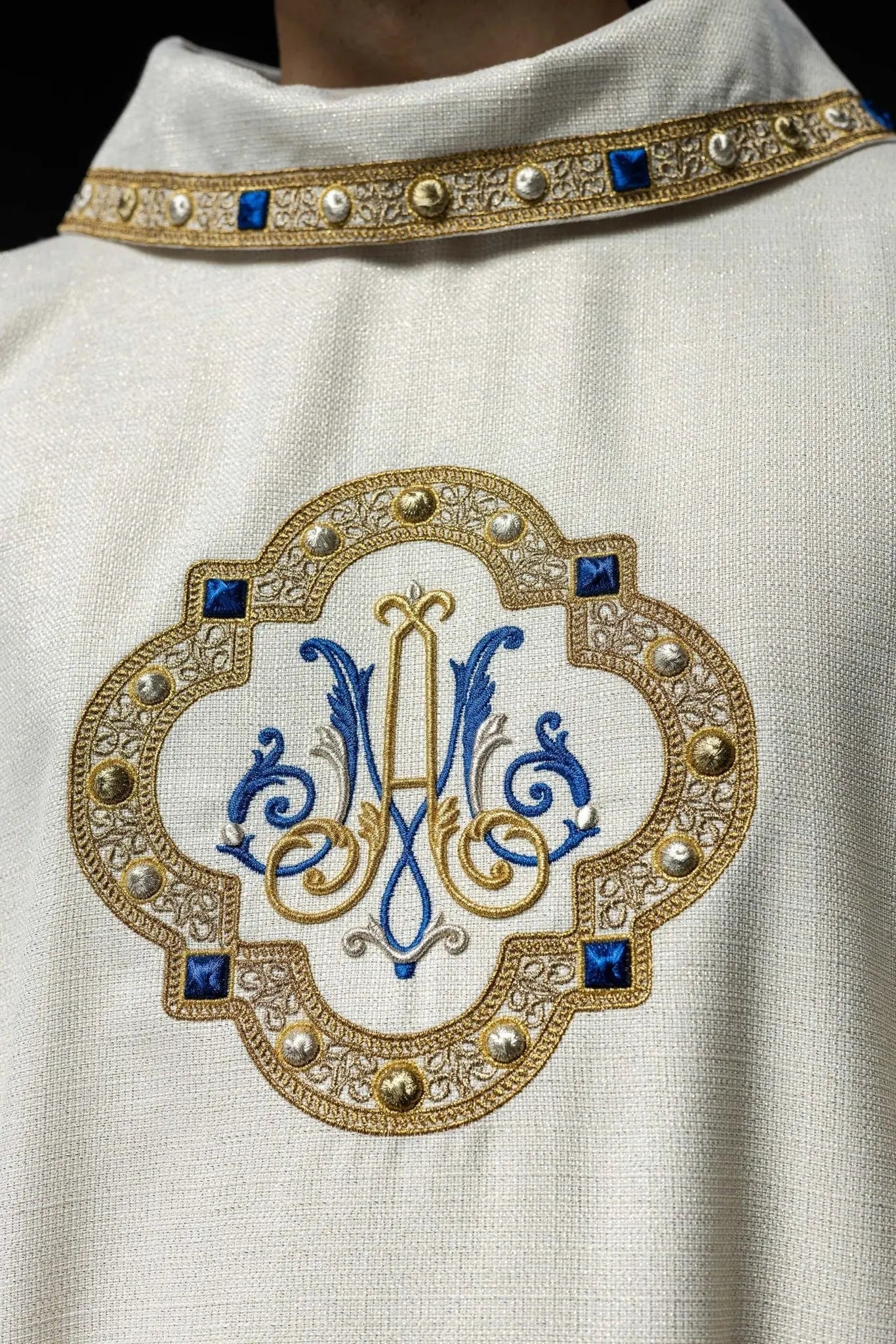 Liturgical Chasuble with Embroidered Marian Emblem – Honoring the Queen of Heaven