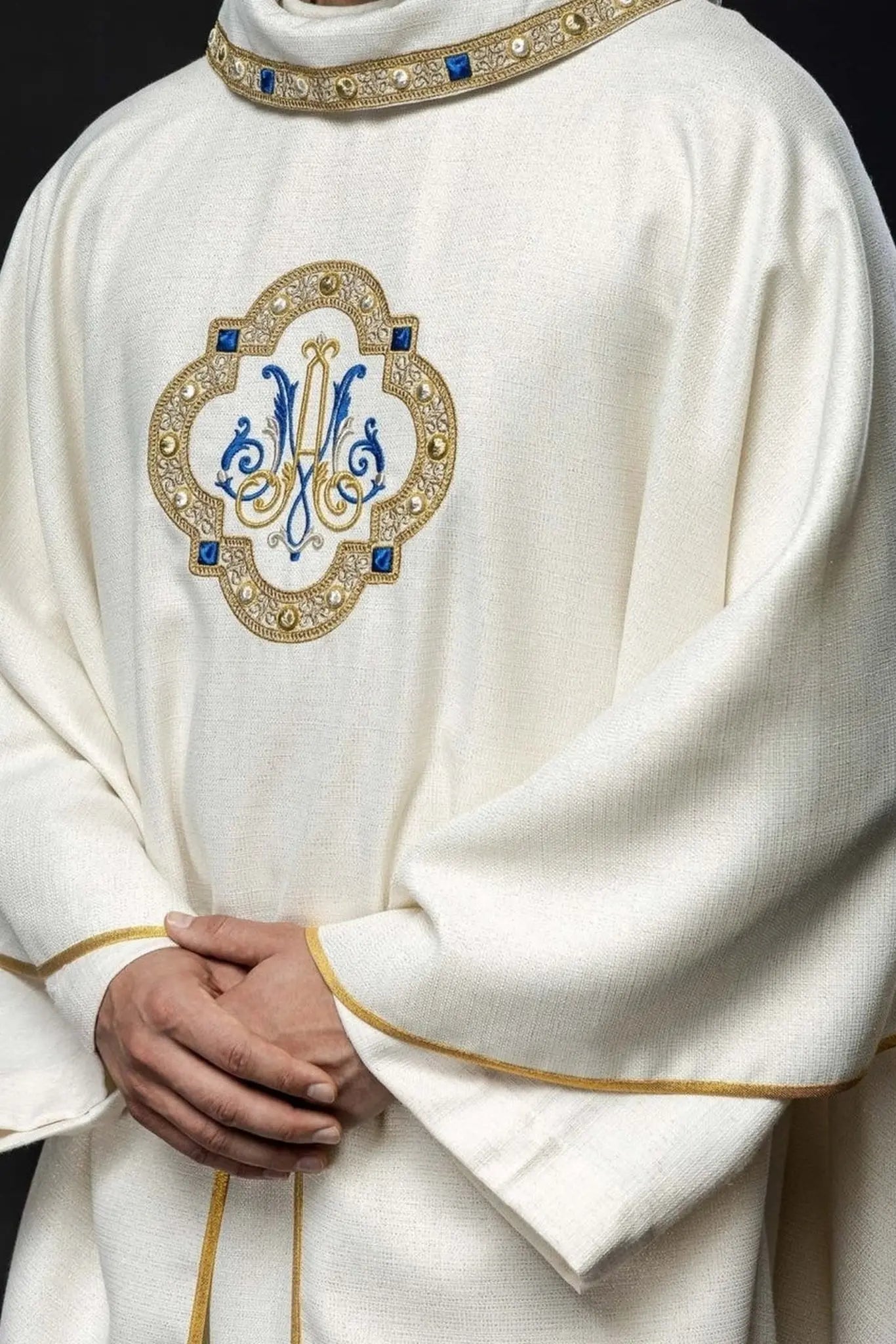 Ornat liturgiczny z haftowanym symbolem maryjnym – ku czci Królowej Niebios