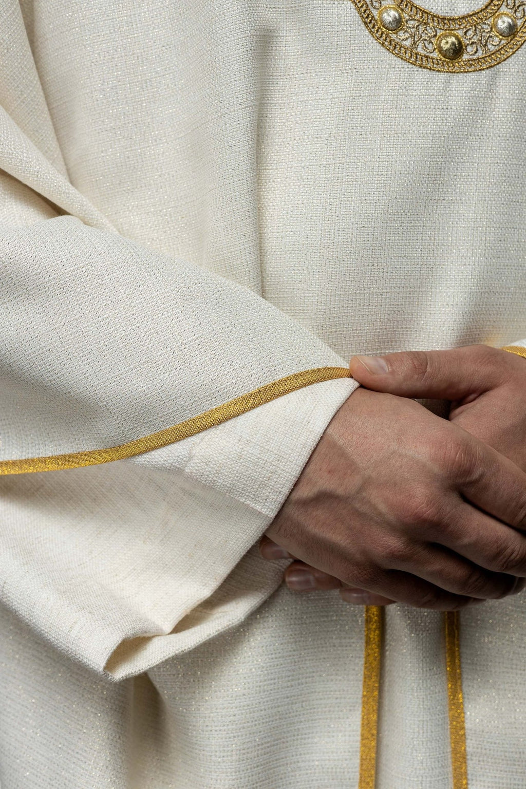 Ornat liturgiczny z haftowanym herbem Maryjnym