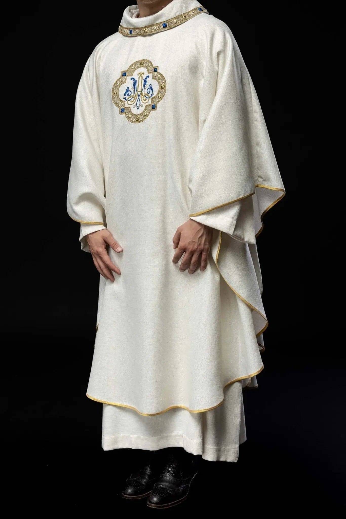 Ornat liturgiczny z haftowanym symbolem maryjnym – ku czci Królowej Niebios