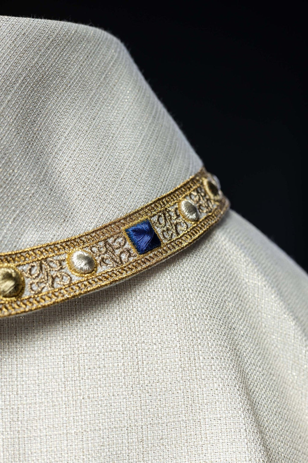 Ornat liturgiczny z haftowanym herbem Maryjnym