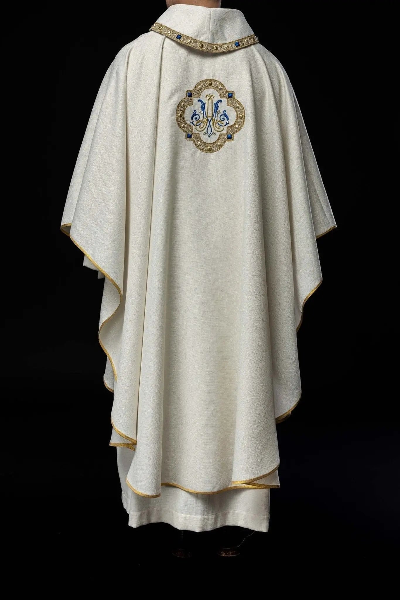 Liturgical Chasuble with Embroidered Marian Emblem – Honoring the Queen of Heaven