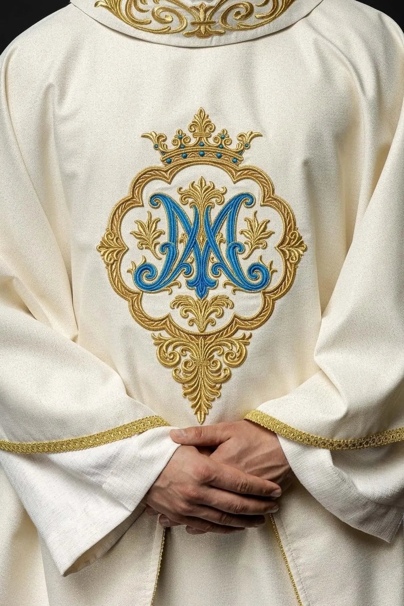 Ornat liturgiczny z haftowanym herbem maryjnym i koroną