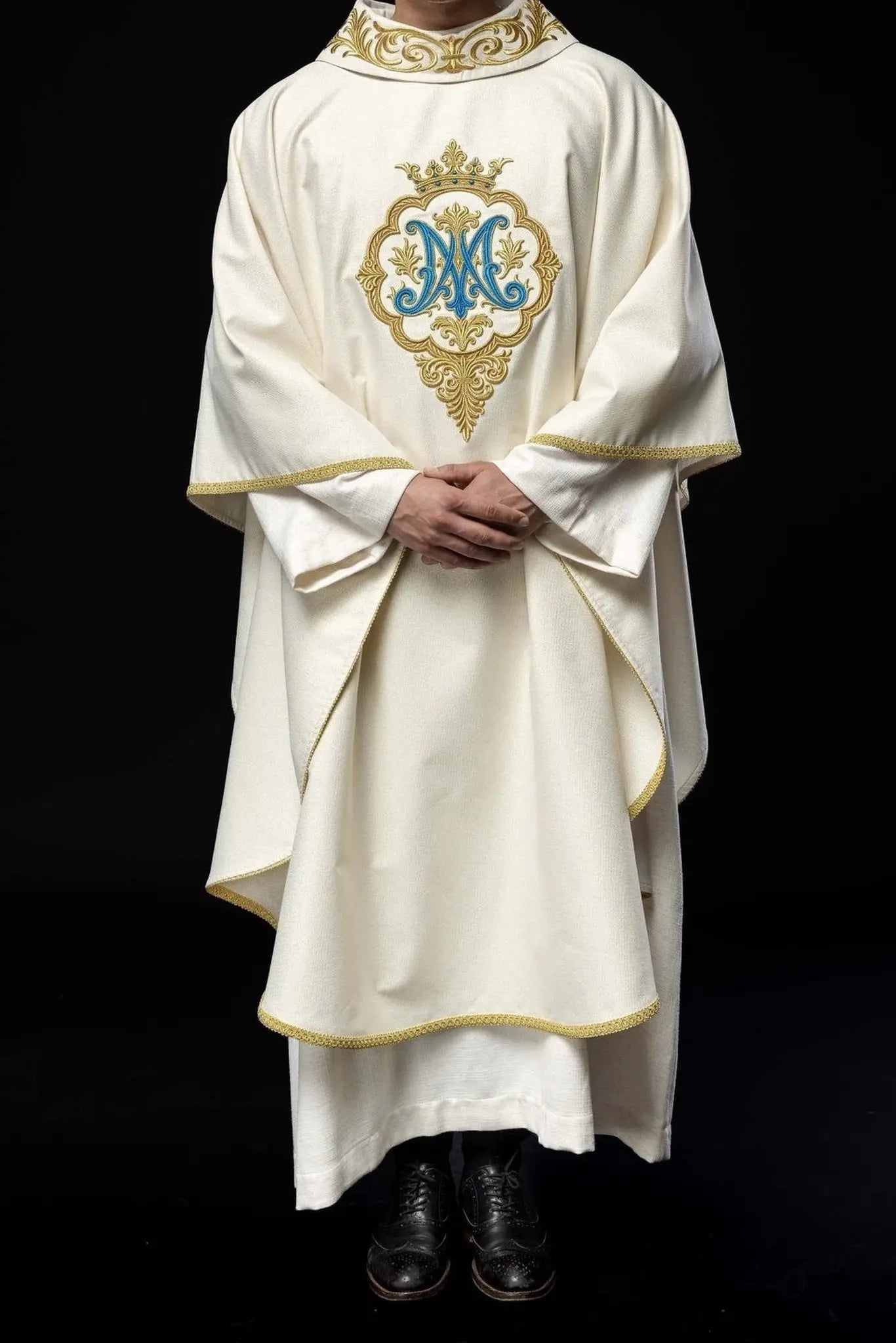 Ornat liturgiczny z haftowanym herbem maryjnym i koroną