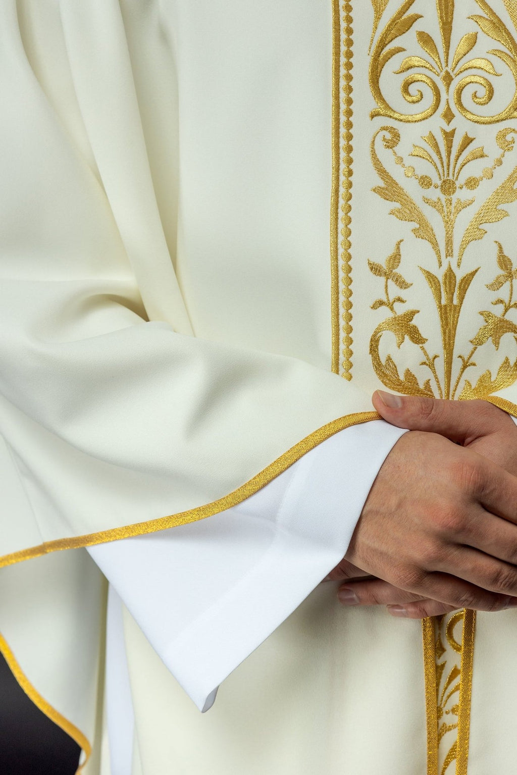 Ornat liturgiczny z haftowanym pasem w kolorze ecru