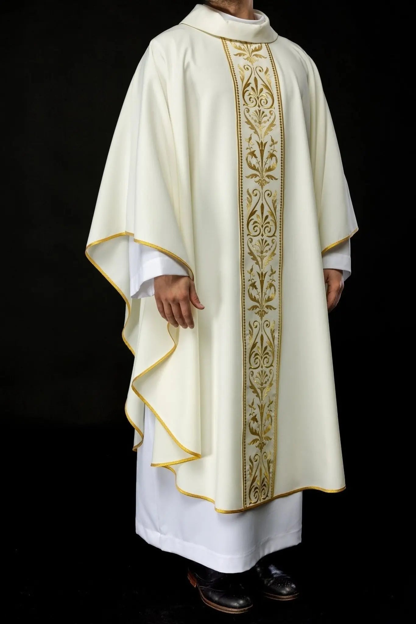 Ornat liturgiczny z haftowanym pasem w kolorze ecru