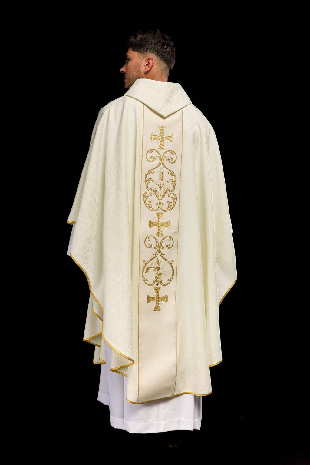 Ornat liturgiczny z zdobionym pasem