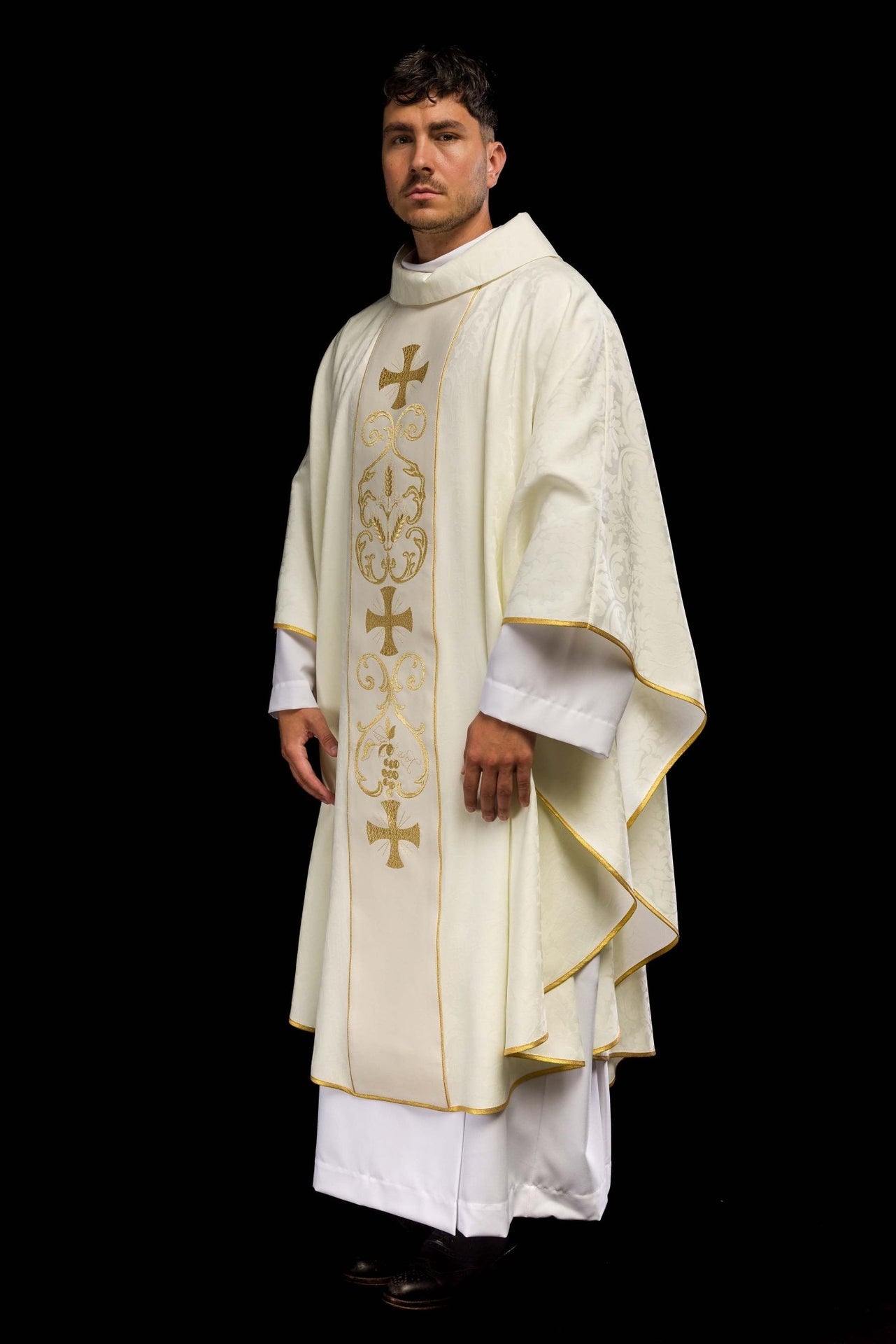 Ornat liturgiczny z zdobionym pasem