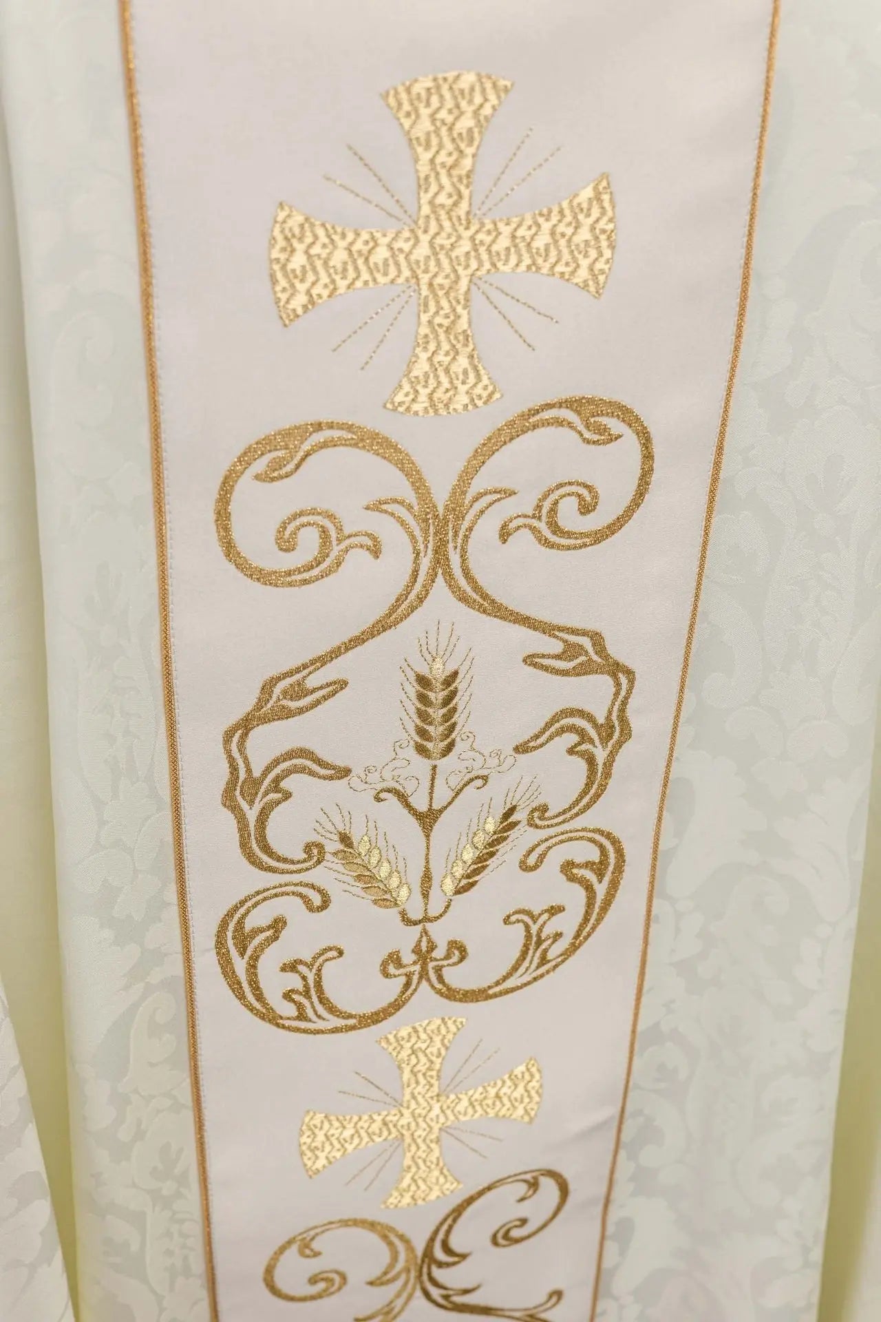 Ornat liturgiczny z ozdobnym pasem