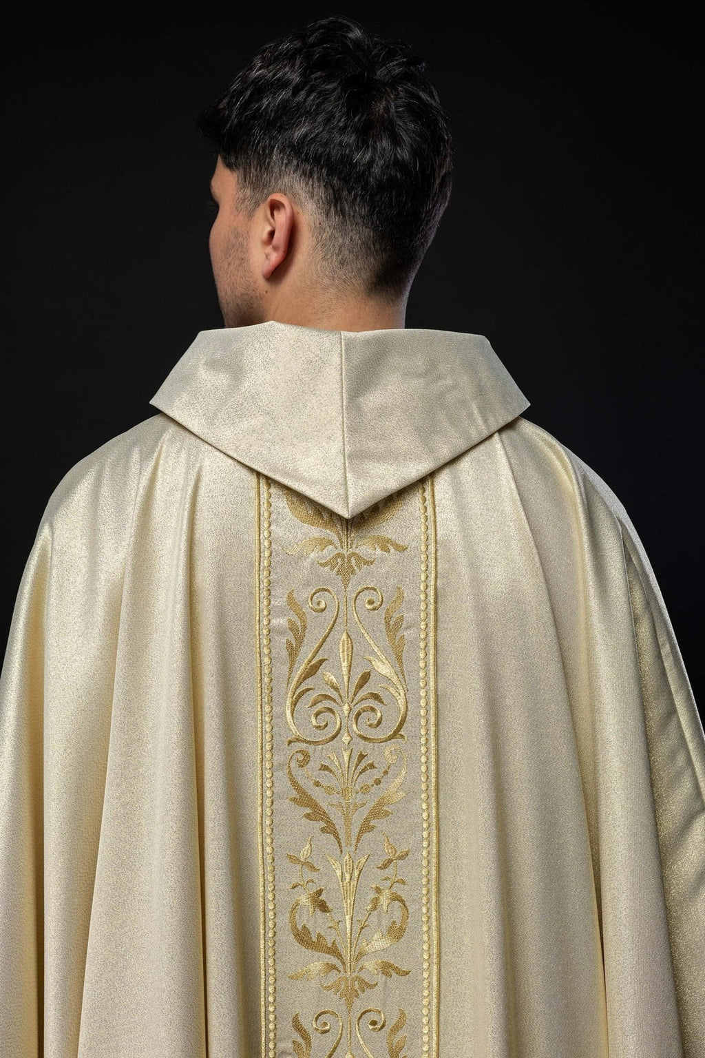 Ornat liturgiczny z zdobionym złotym pasem haftowanym