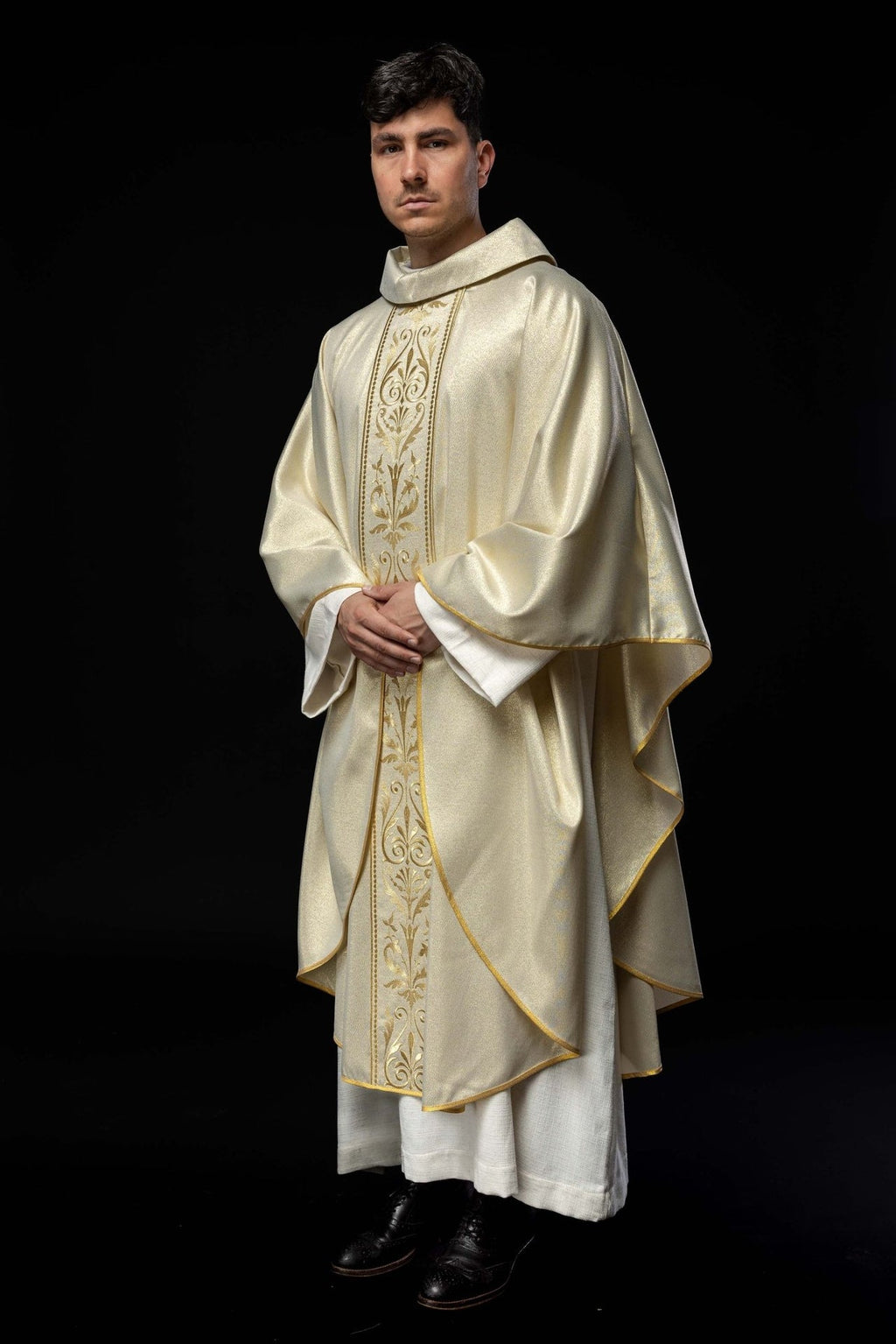 Ornat liturgiczny z zdobionym złotym pasem haftowanym