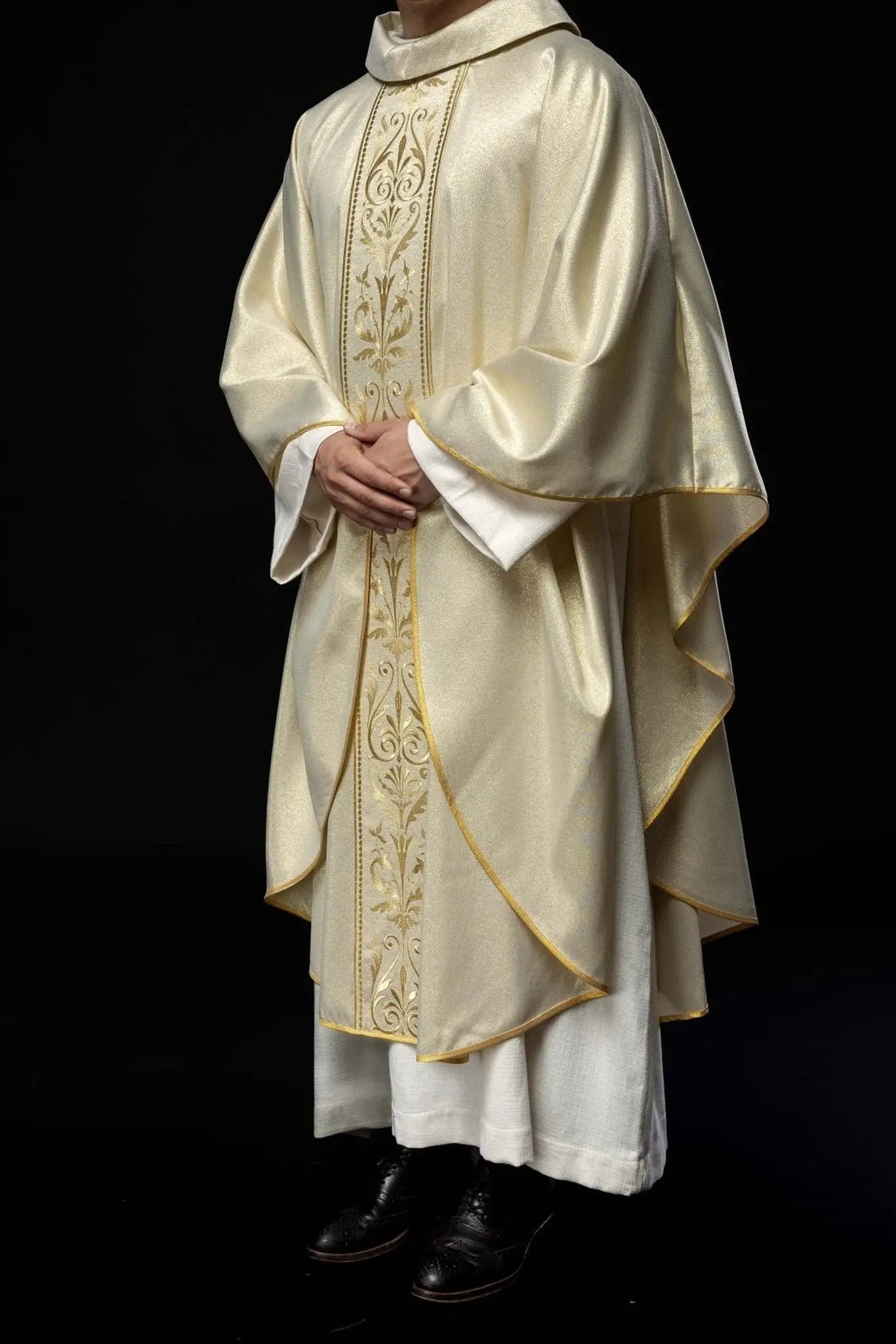 Ornat liturgiczny z ozdobnym złotym haftowanym pasem