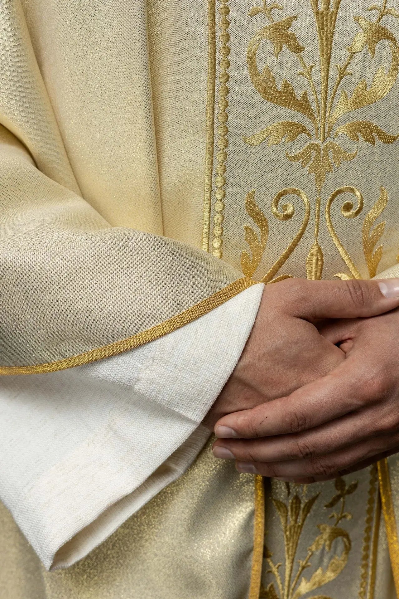 Ornat liturgiczny z ozdobnym złotym haftowanym pasem