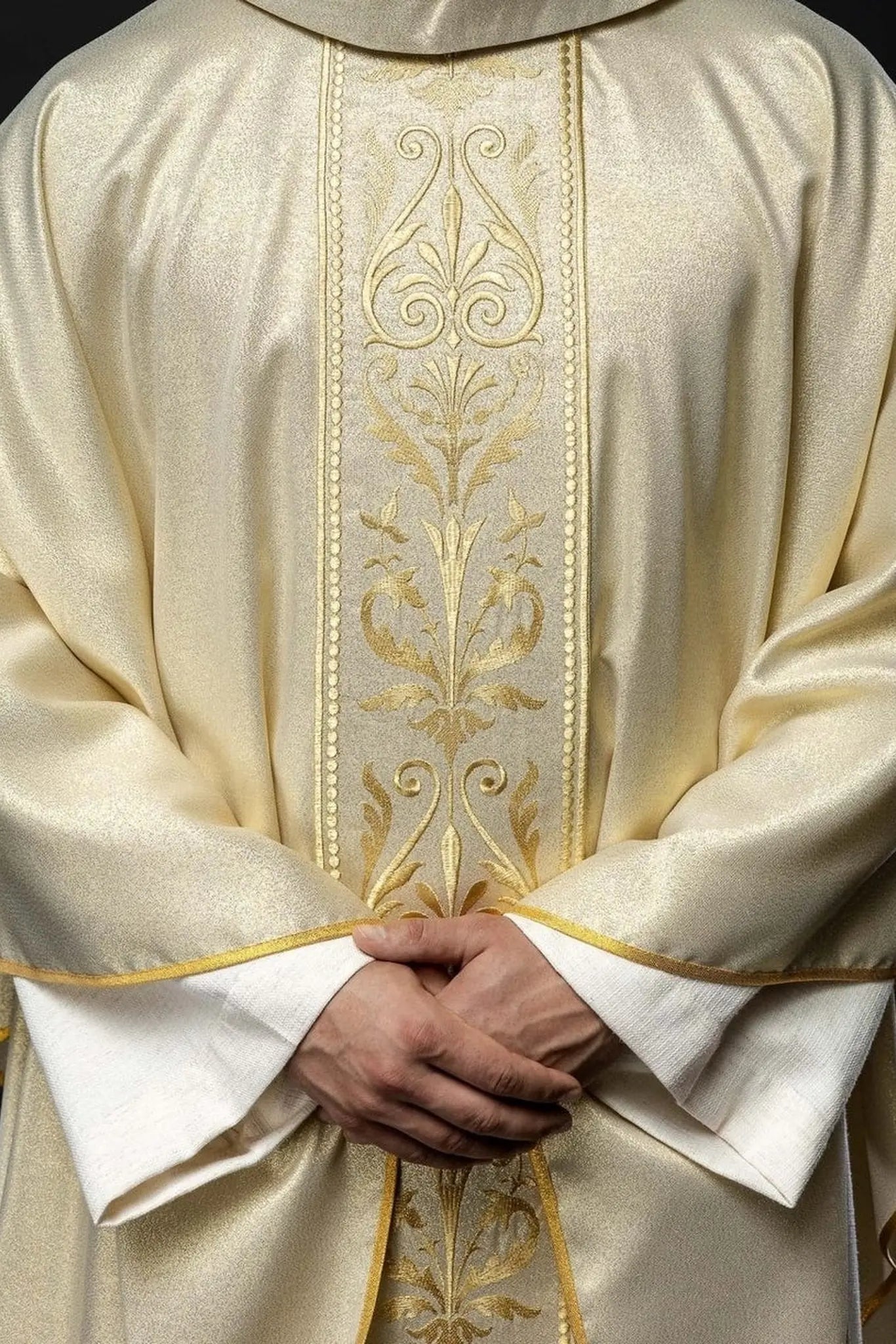 Ornat liturgiczny z ozdobnym złotym haftowanym pasem
