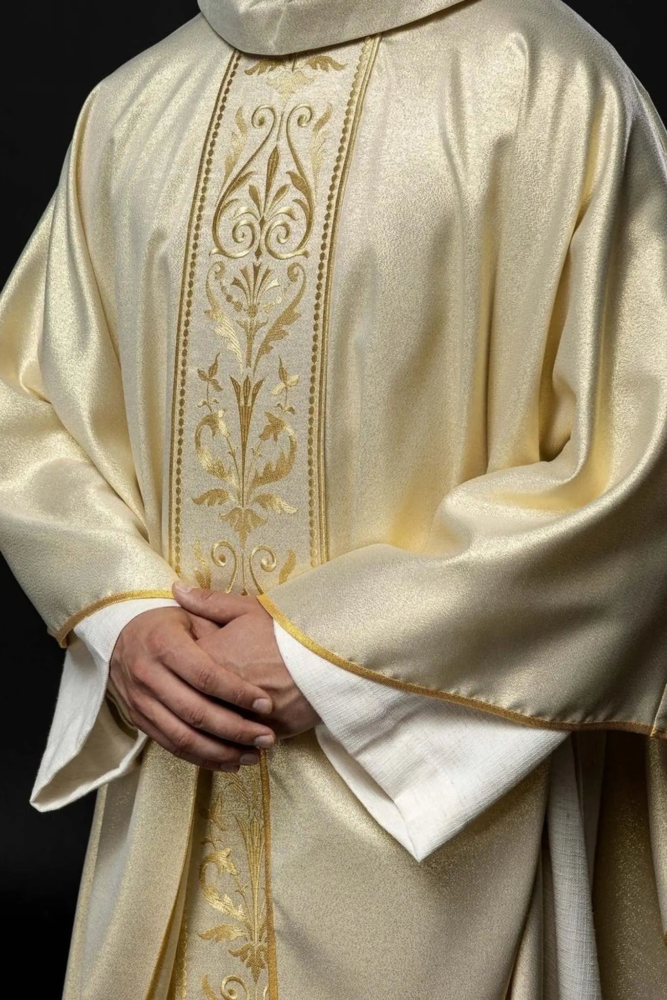 Ornat liturgiczny z ozdobnym złotym haftowanym pasem
