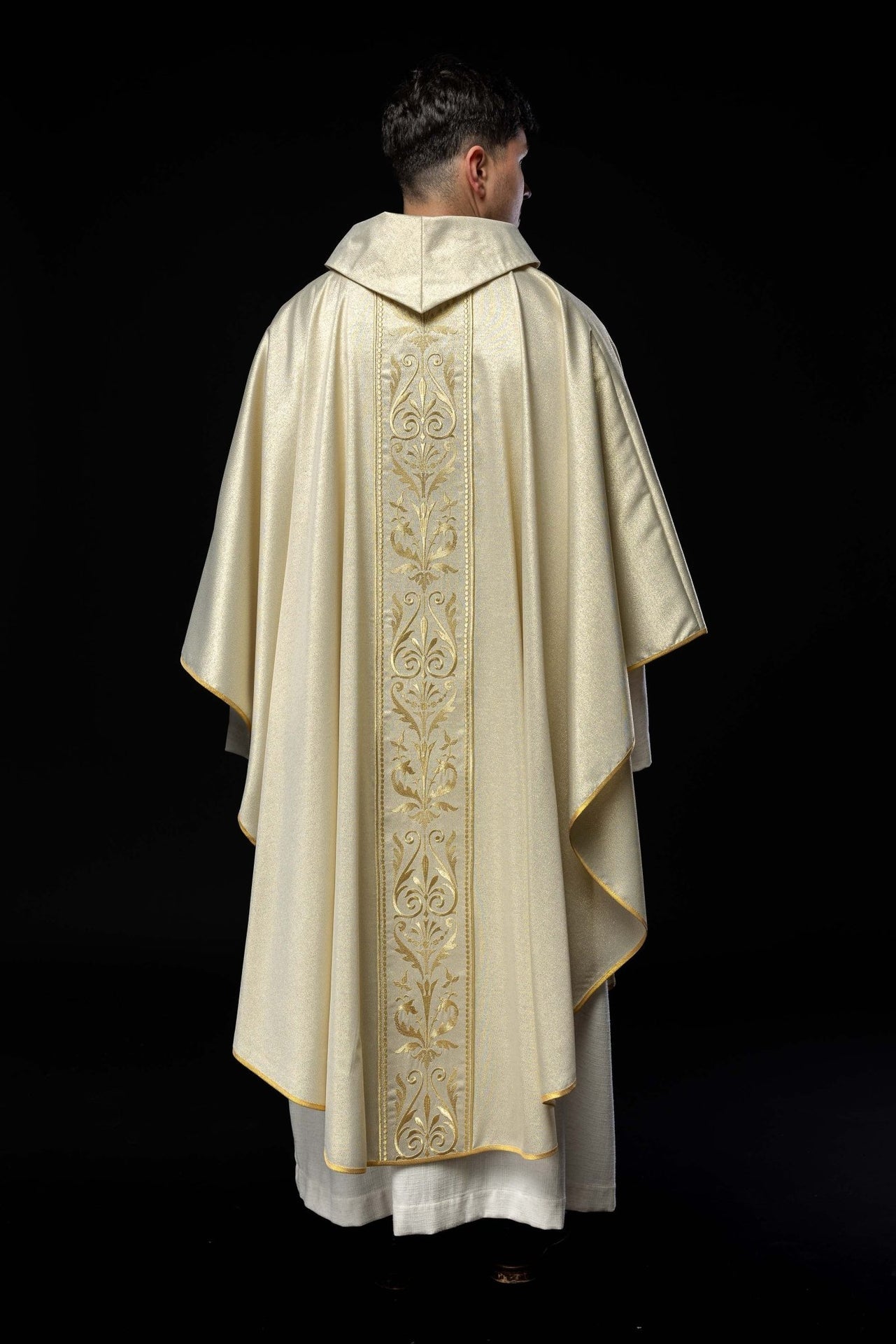 Ornat liturgiczny z zdobionym złotym pasem haftowanym