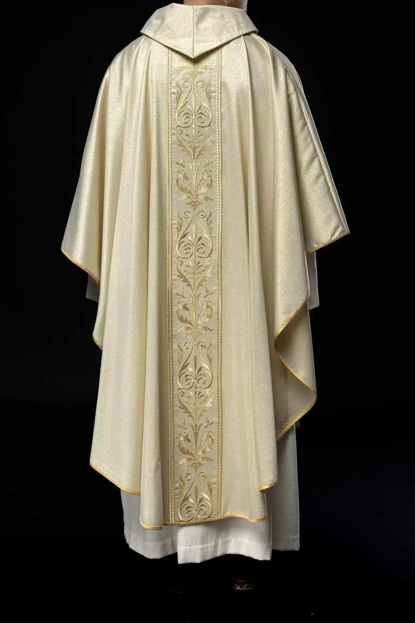 Ornat liturgiczny z ozdobnym złotym haftowanym pasem