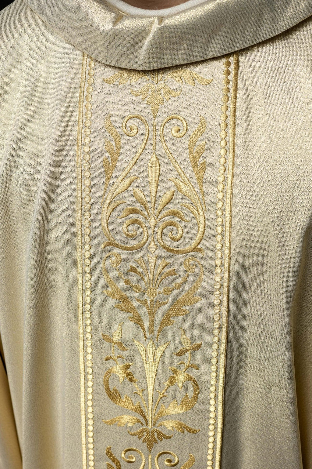 Ornat liturgiczny z zdobionym złotym pasem haftowanym
