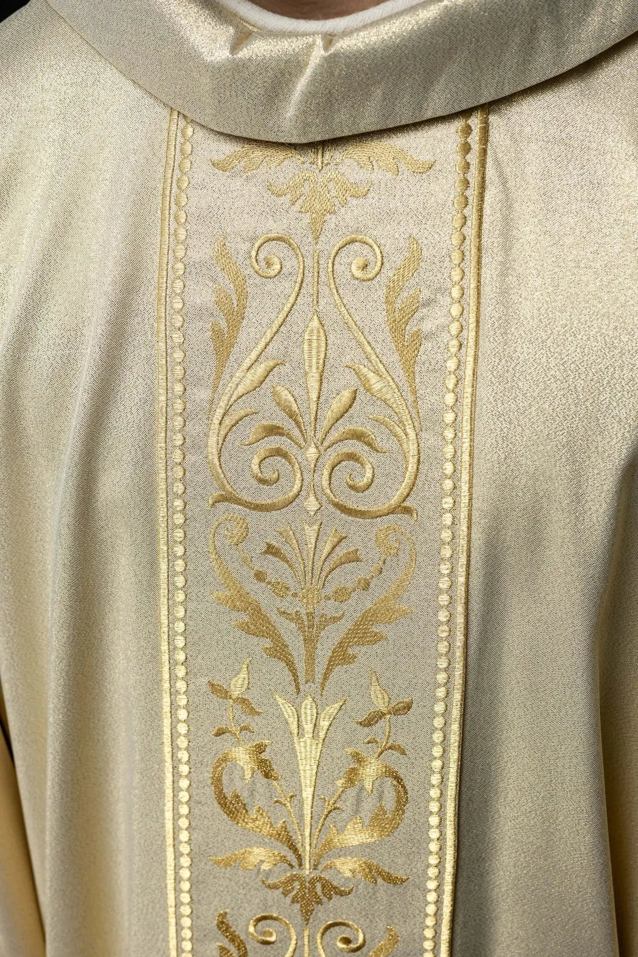 Ornat liturgiczny z ozdobnym złotym haftowanym pasem
