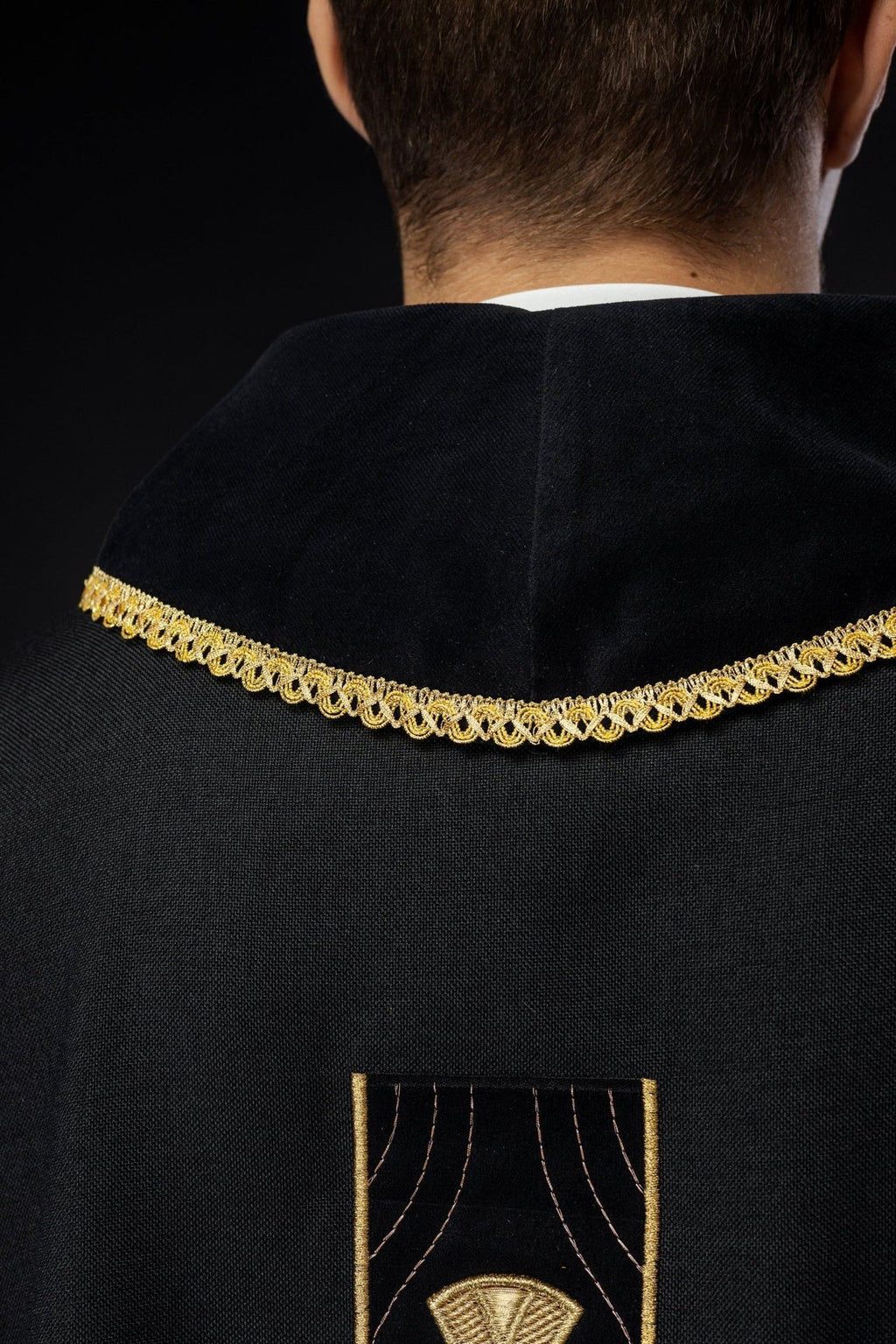 Ornat w haftowane złote krzyże i lamówkę na kołnierzu w kolorze czarnym