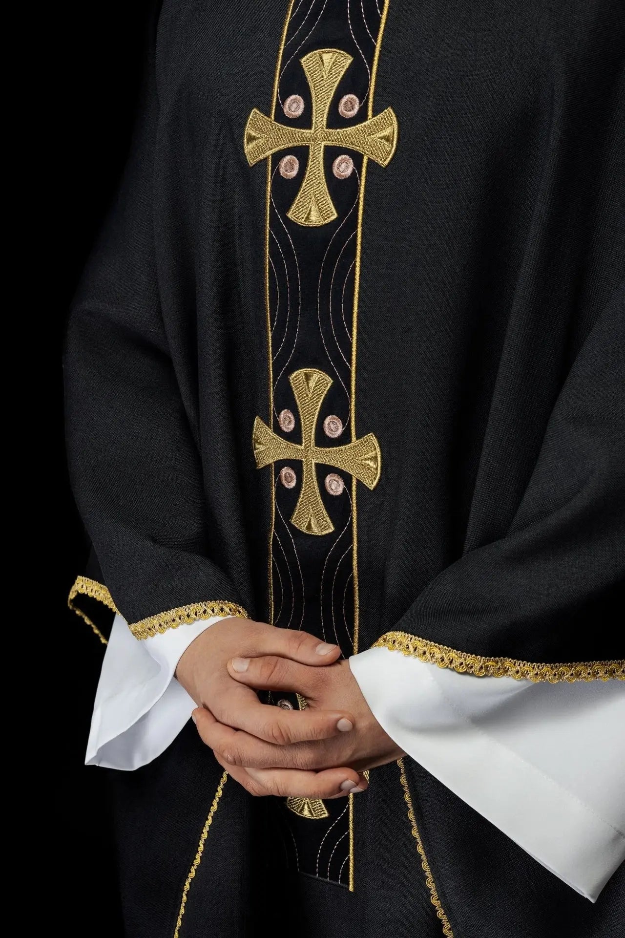 Ornat z haftowanymi złotymi krzyżami i lamówką kołnierza w kolorze czarnym