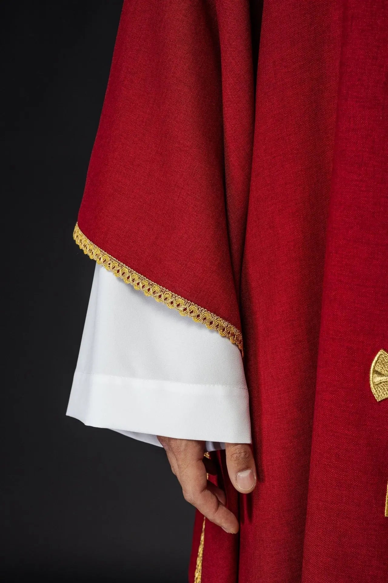 Ornat liturgiczny z haftowanymi złotymi krzyżami i wykończeniem kołnierza w czerwonym kolorze