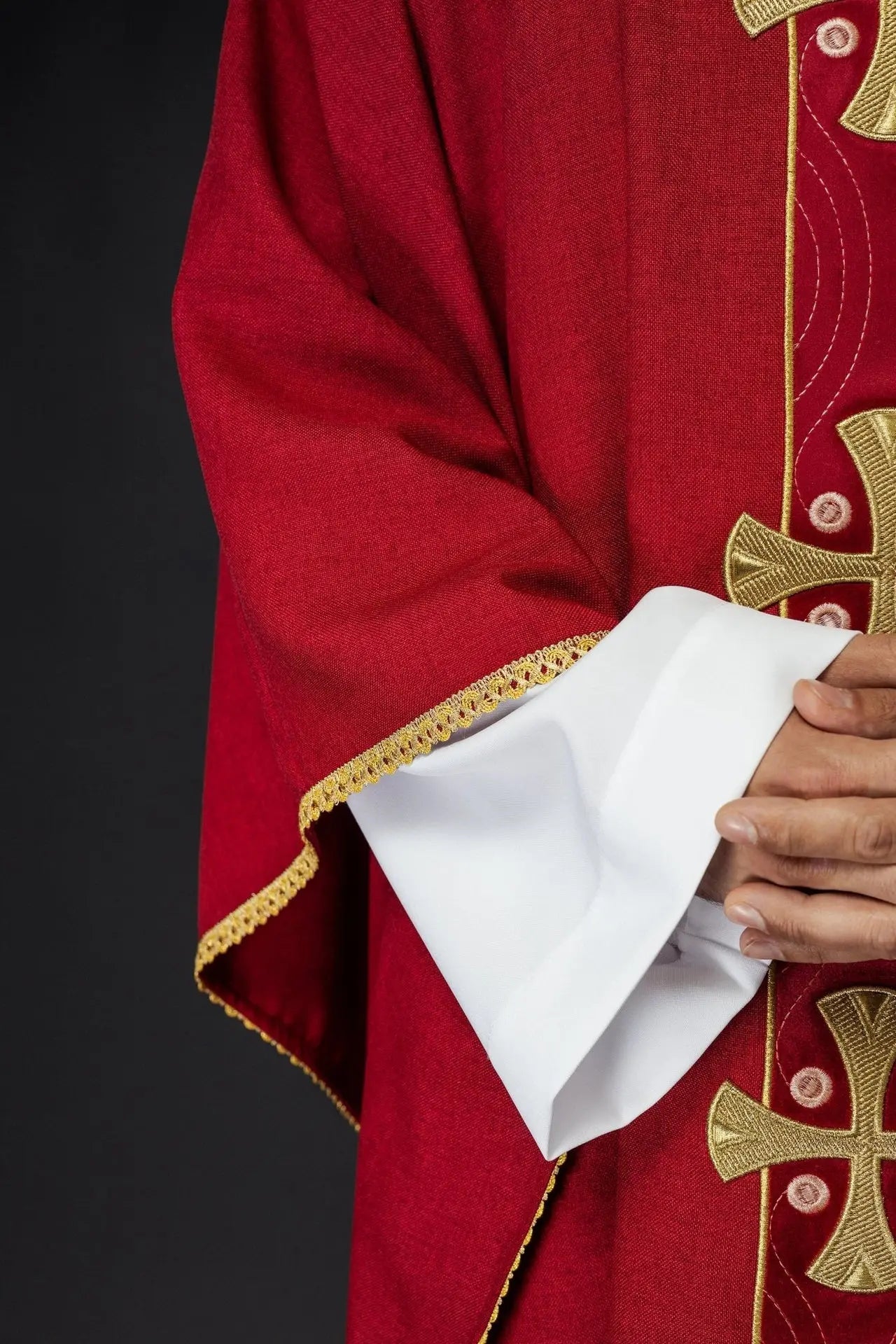 Ornat liturgiczny z haftowanymi złotymi krzyżami i wykończeniem kołnierza w czerwonym kolorze