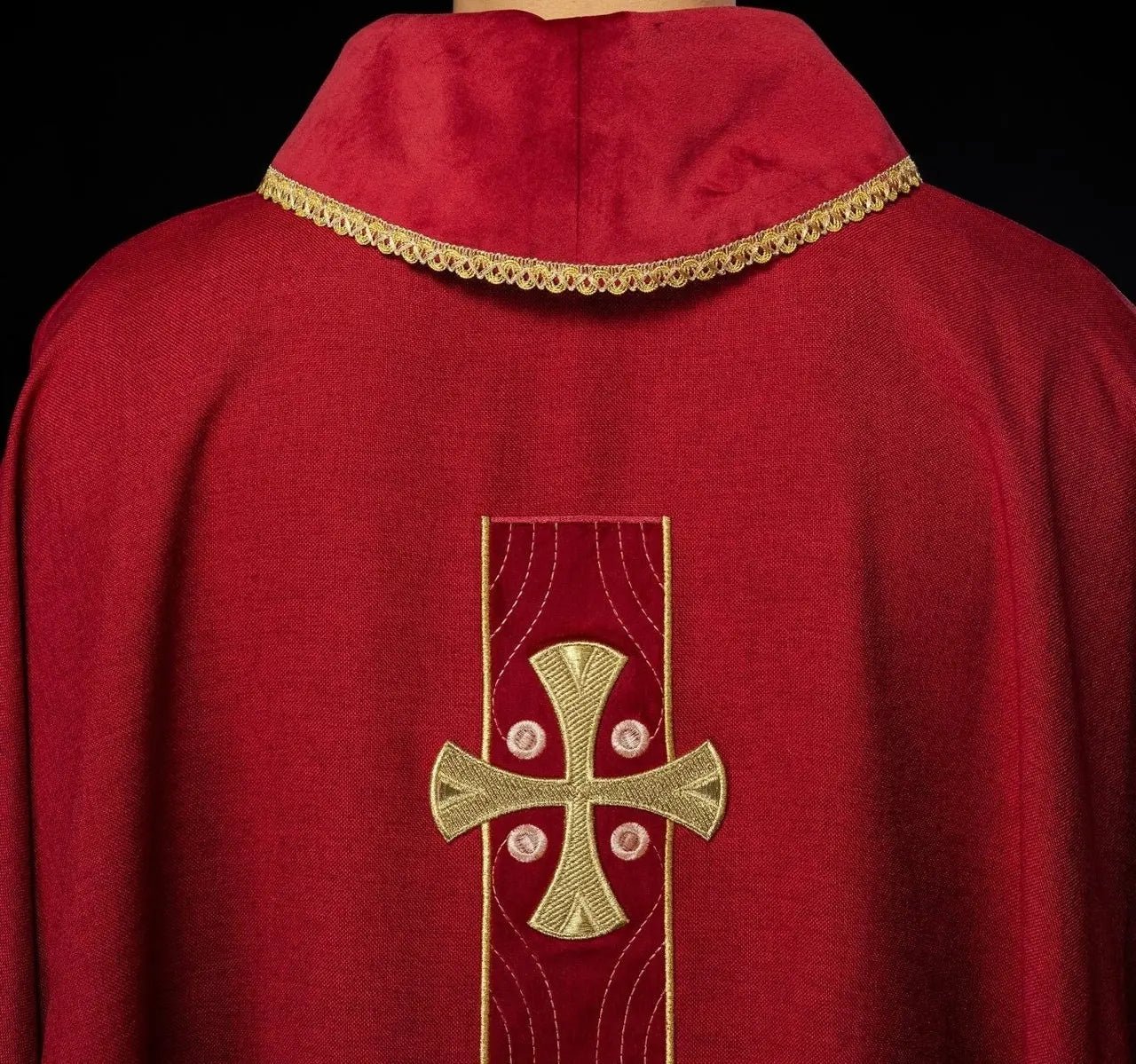 Ornat liturgiczny z haftowanymi złotymi krzyżami i wykończeniem kołnierza w czerwonym kolorze