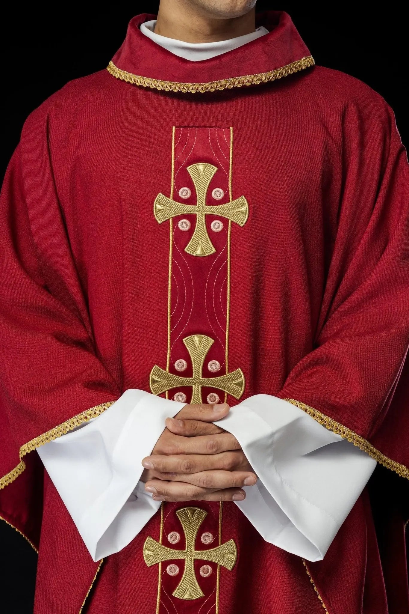 Ornat z haftowanymi złotymi krzyżami i lamówką kołnierza w kolorze czerwonym