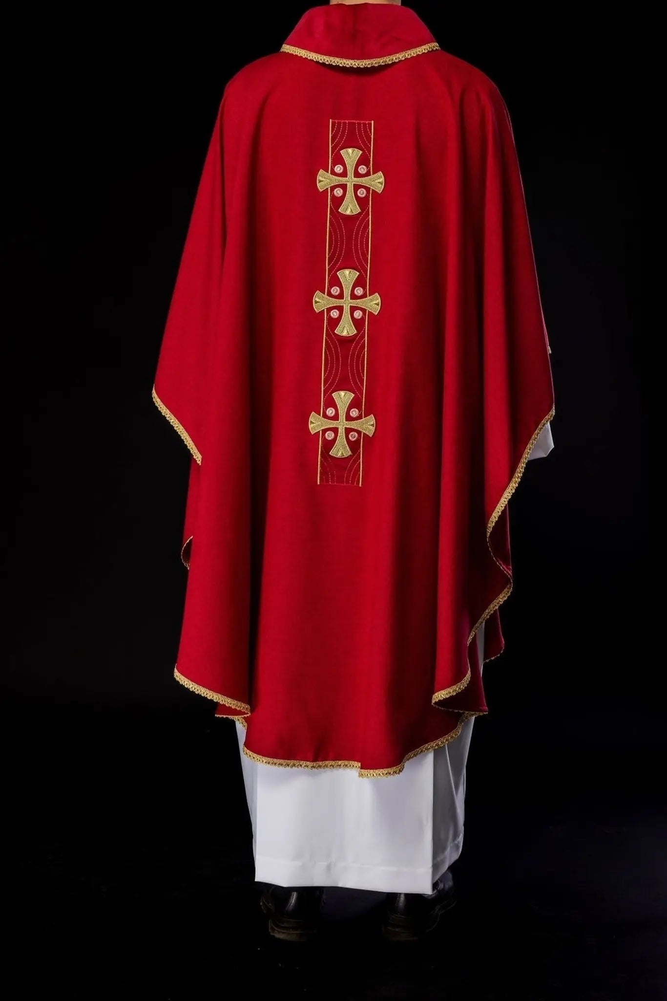 Ornat liturgiczny z haftowanymi złotymi krzyżami i wykończeniem kołnierza w czerwonym kolorze