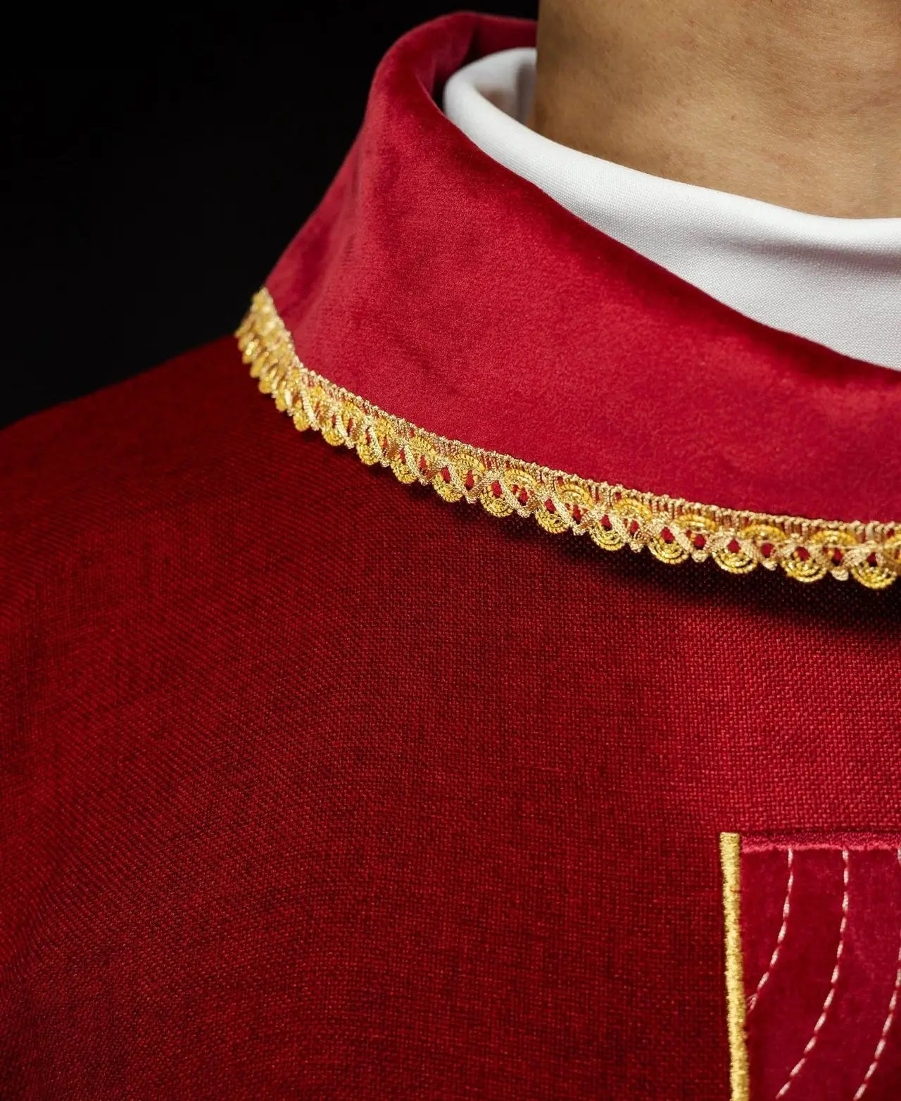 Ornat liturgiczny z haftowanymi złotymi krzyżami i wykończeniem kołnierza w czerwonym kolorze
