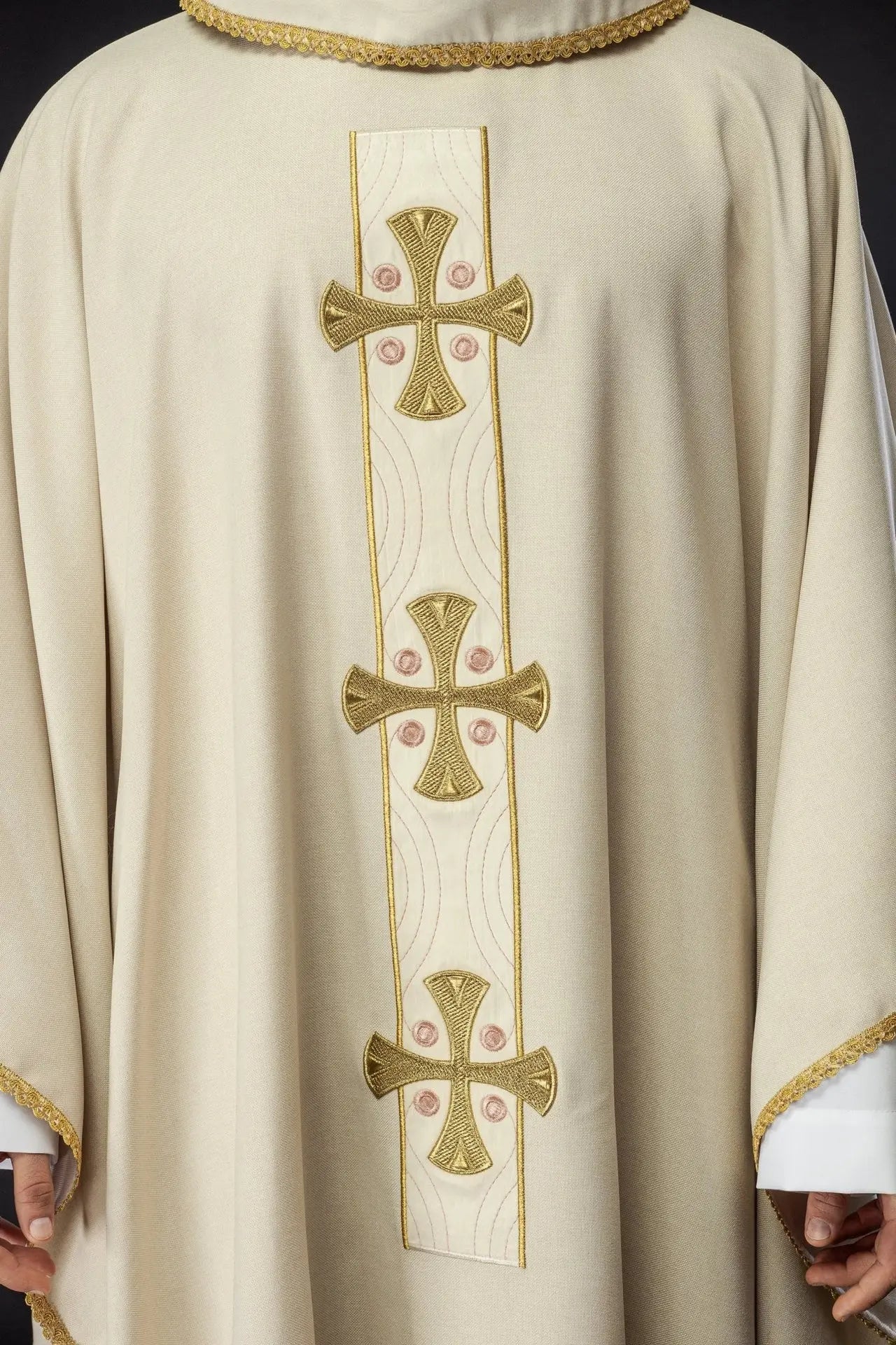 Ornat liturgiczny z haftowanymi złotymi krzyżami i wykończeniem kołnierza w kolorze ecru