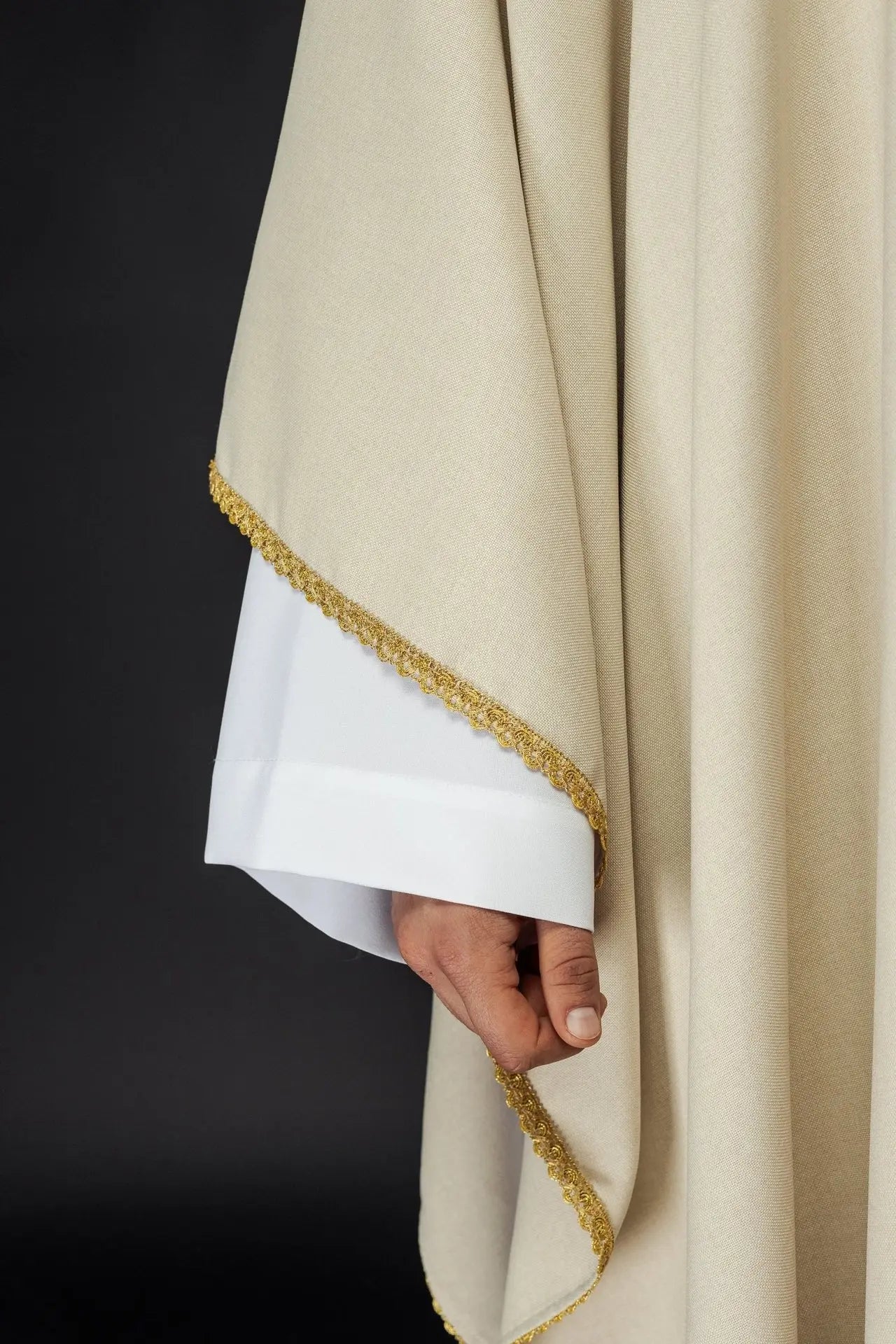 Ornat liturgiczny z haftowanymi złotymi krzyżami i wykończeniem kołnierza w kolorze ecru