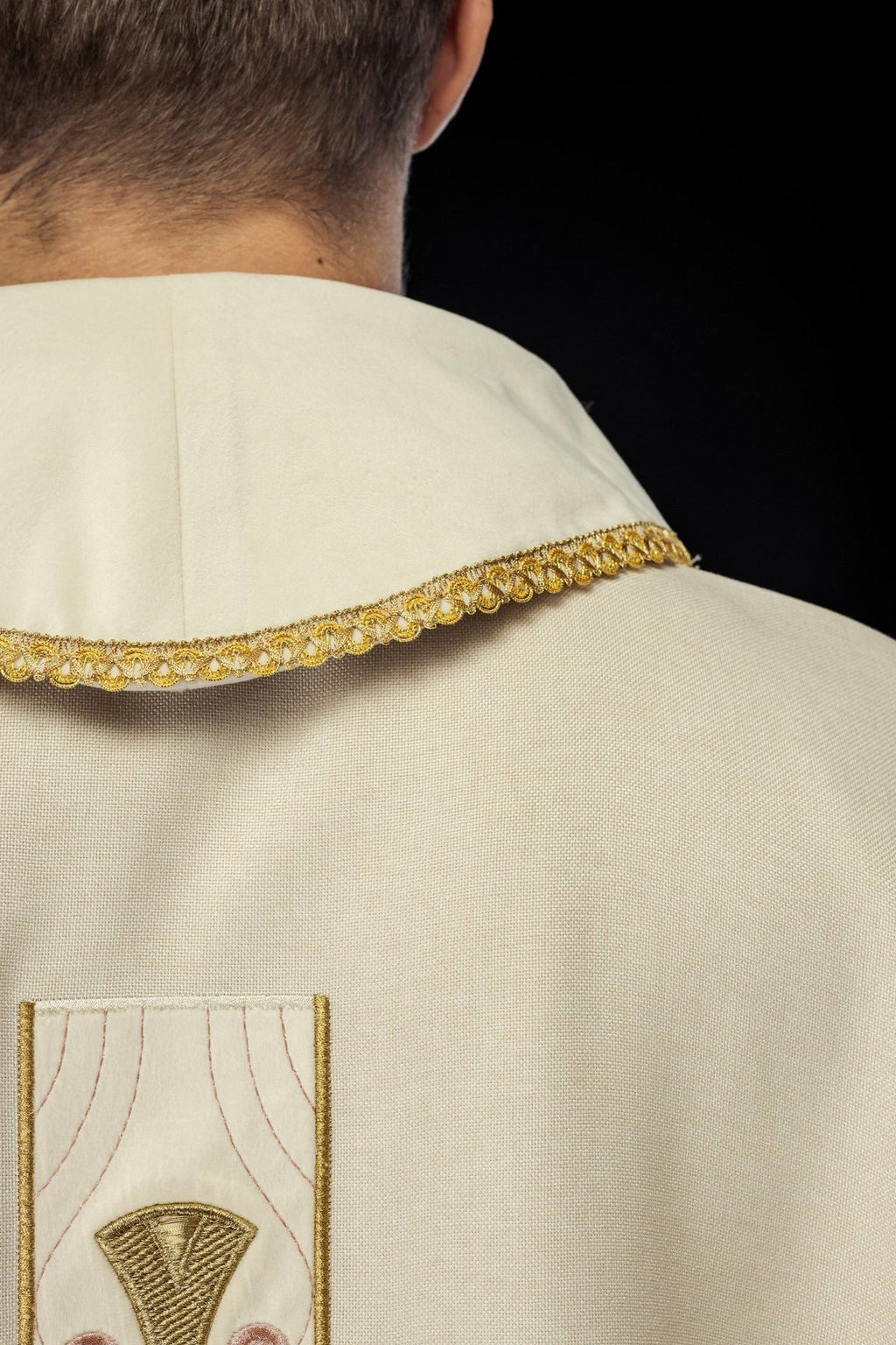 Ornat w haftowane złote krzyże i lamówkę na kołnierzu w kolorze ecru