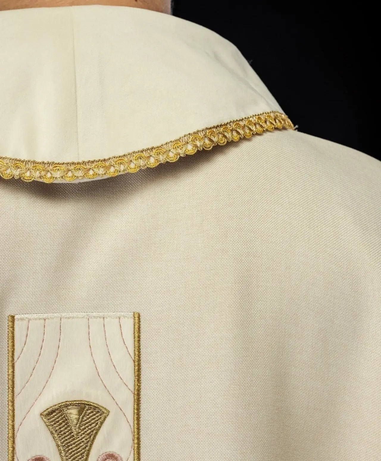 Ornat liturgiczny z haftowanymi złotymi krzyżami i wykończeniem kołnierza w kolorze ecru