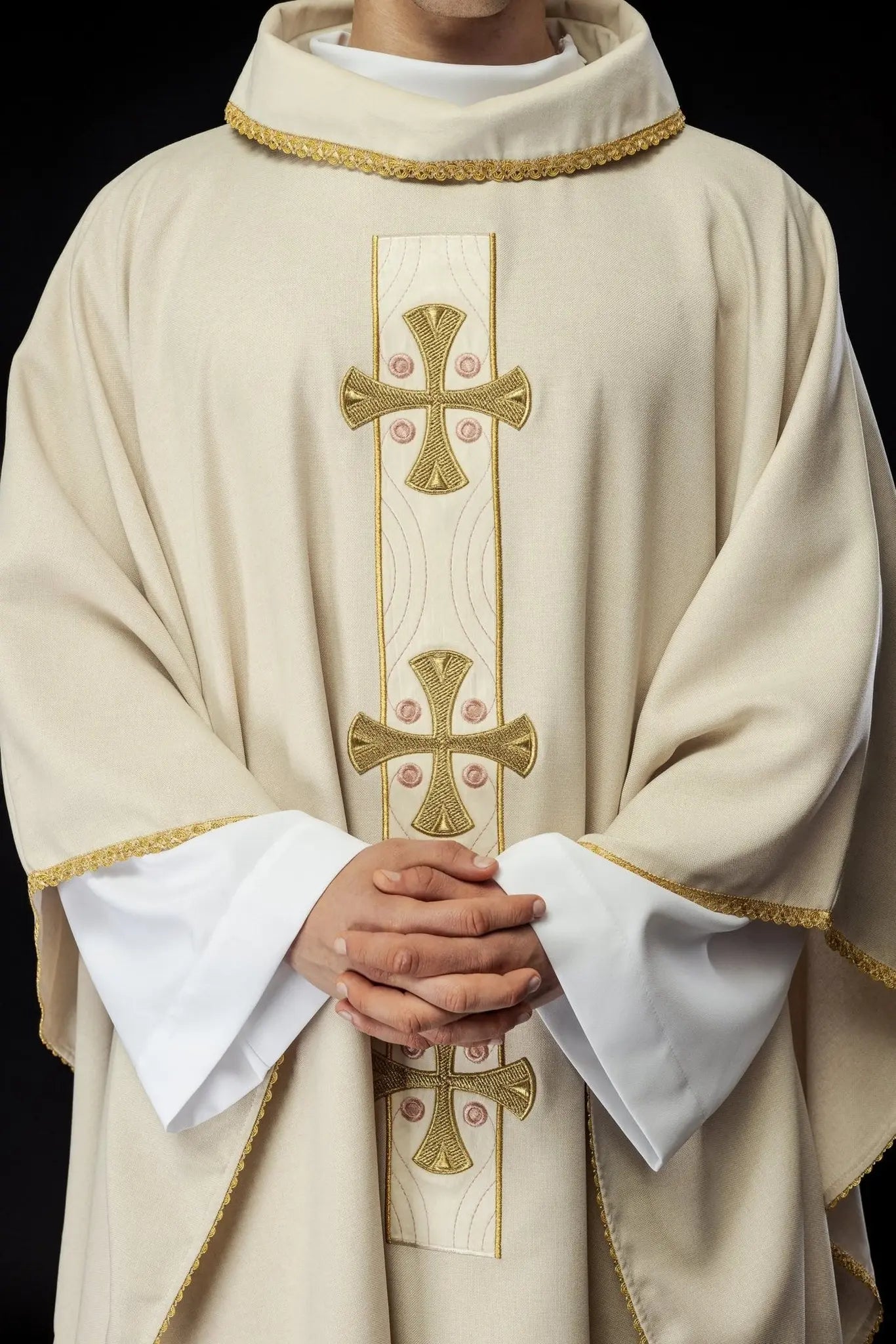 Ornat z haftowanymi złotymi krzyżami i lamówką kołnierza w kolorze ecru