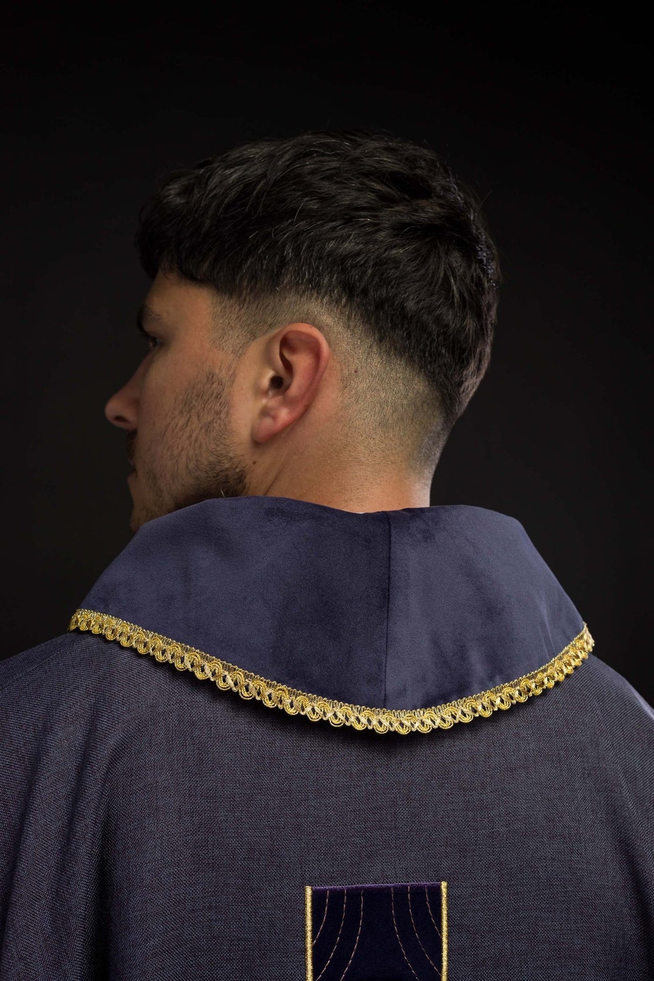 Ornat w haftowane złote krzyże i lamówkę na kołnierzu w kolorze fioletowym