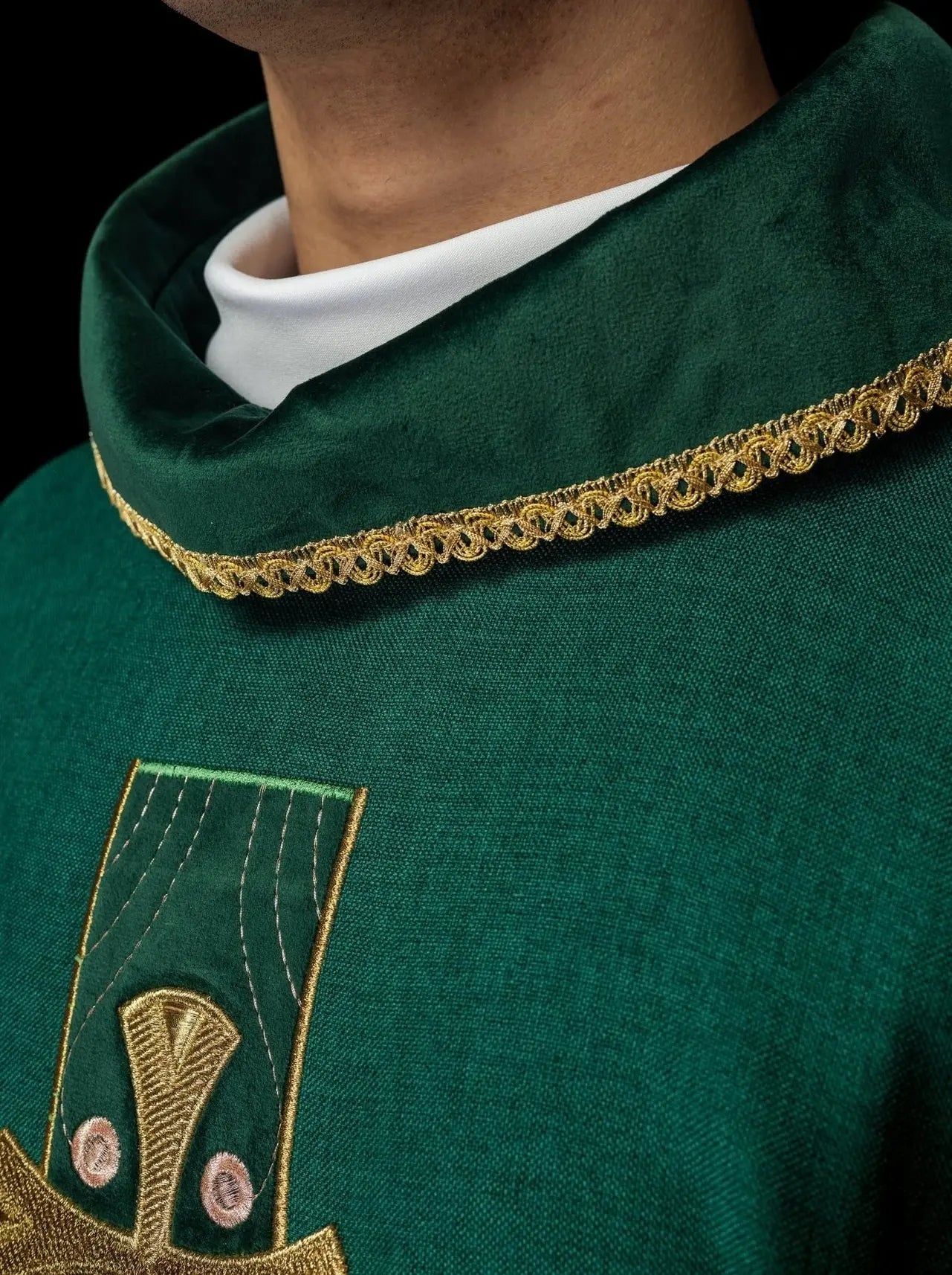 Ornat liturgiczny z haftowanymi złotymi krzyżami i zielonym wykończeniem kołnierza